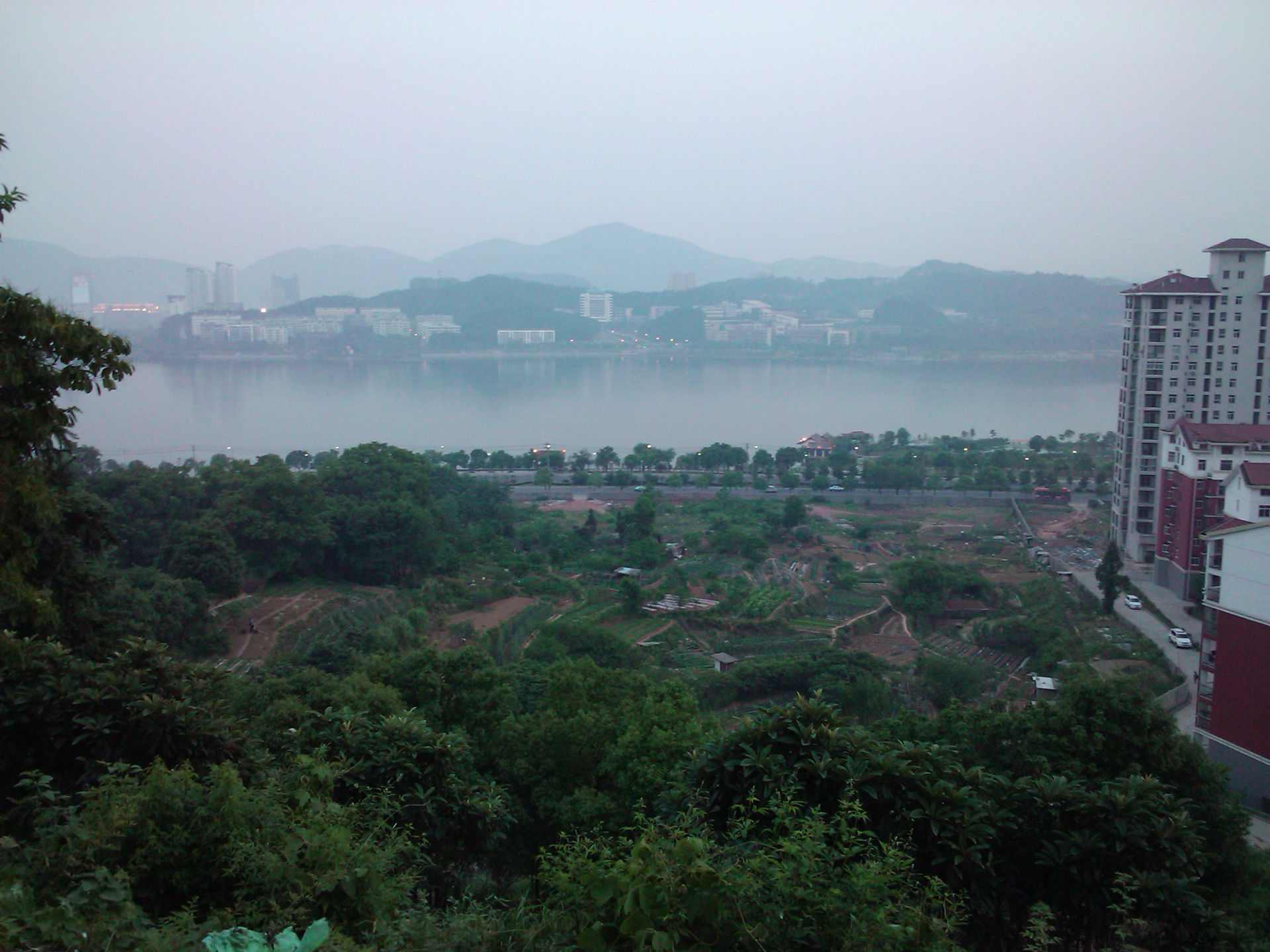 楠竹林远看团城山
