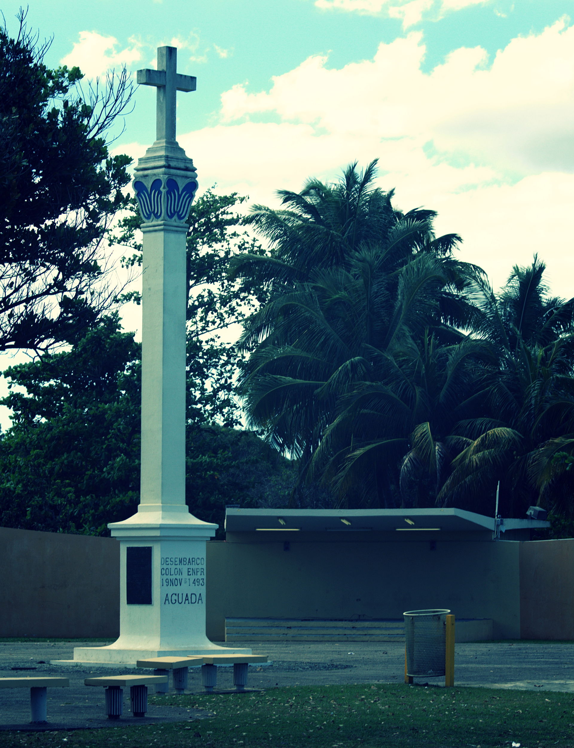 Cross marking spot where it is said Colombus disembarked in Agu…
