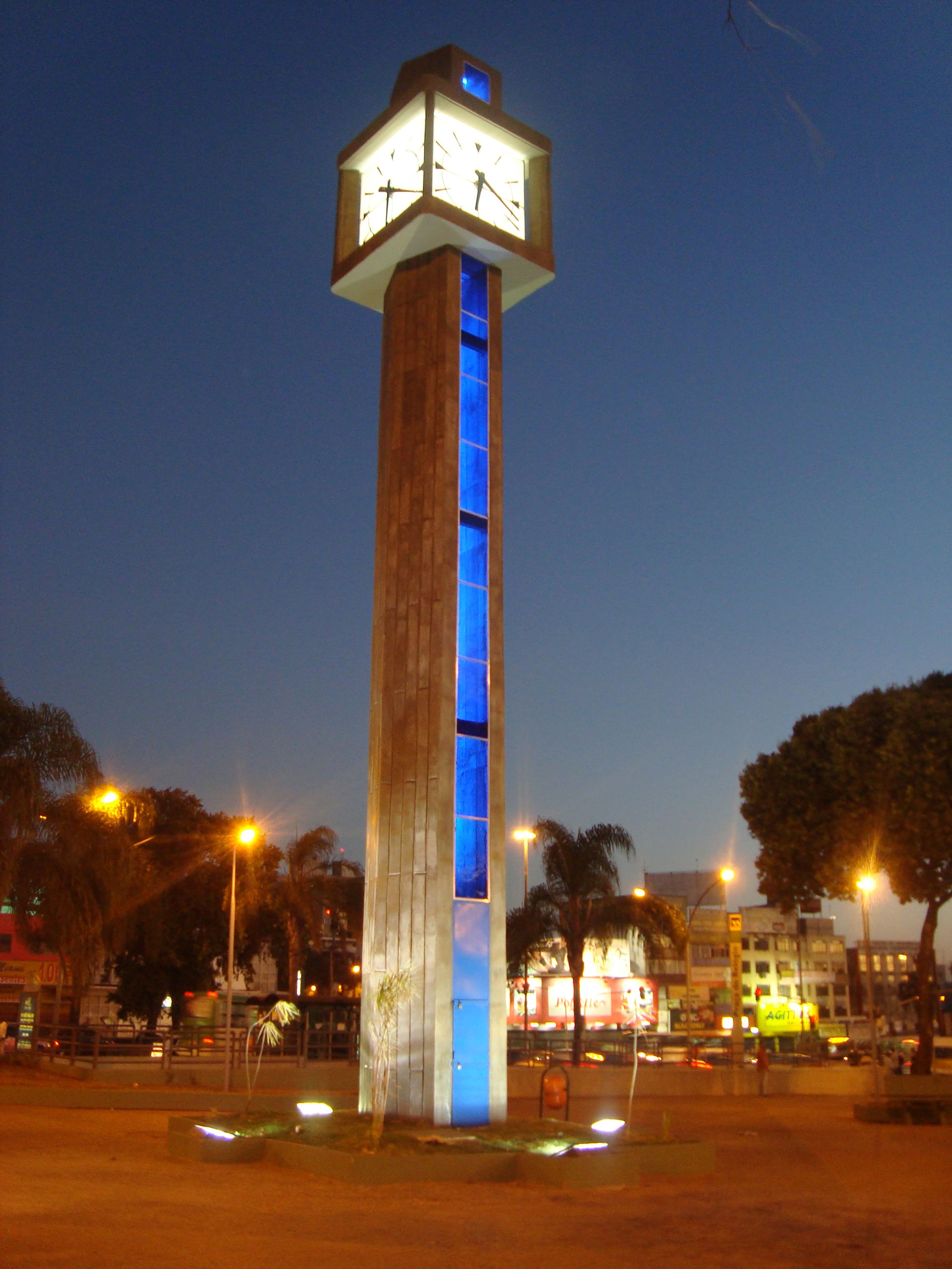 Vista parcial da Praça do Relógio, no centro de Taguatinga, Dis…