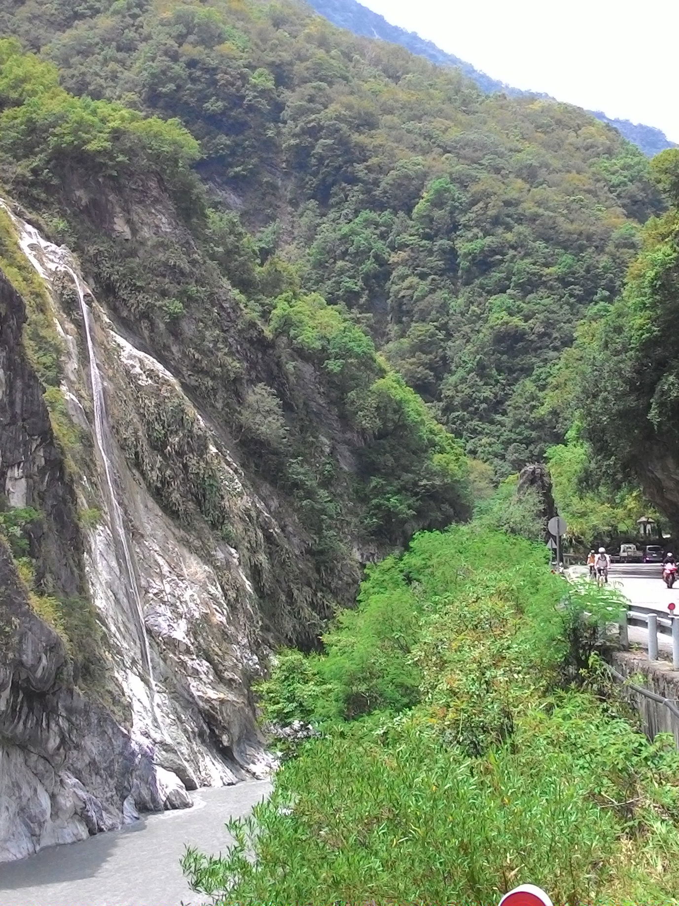 ​於中橫遠眺綠水瀑布