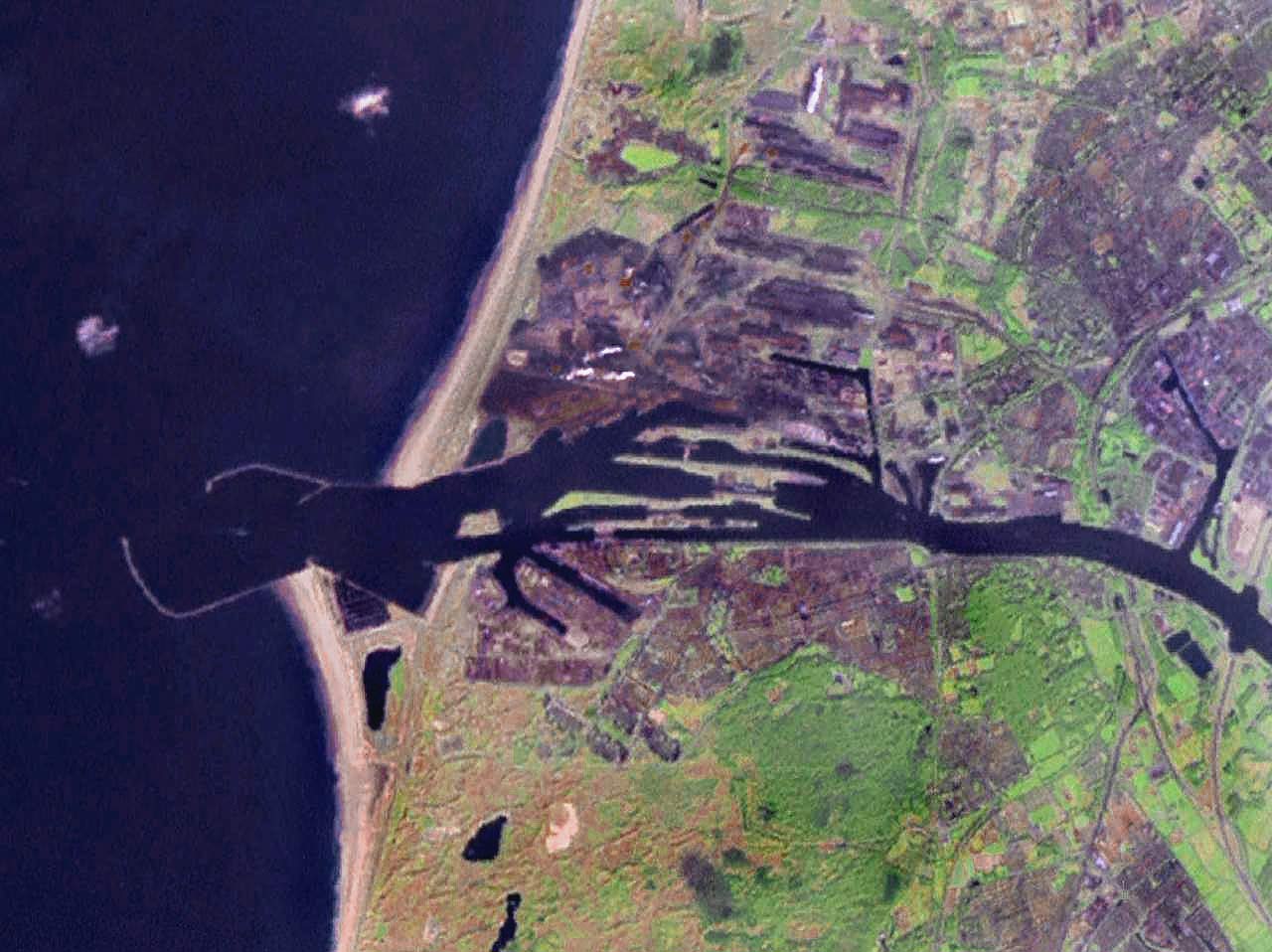 IJmuiden aan het Noordzeekanaal. Zeehaven, de Hoogovens.
Contra…