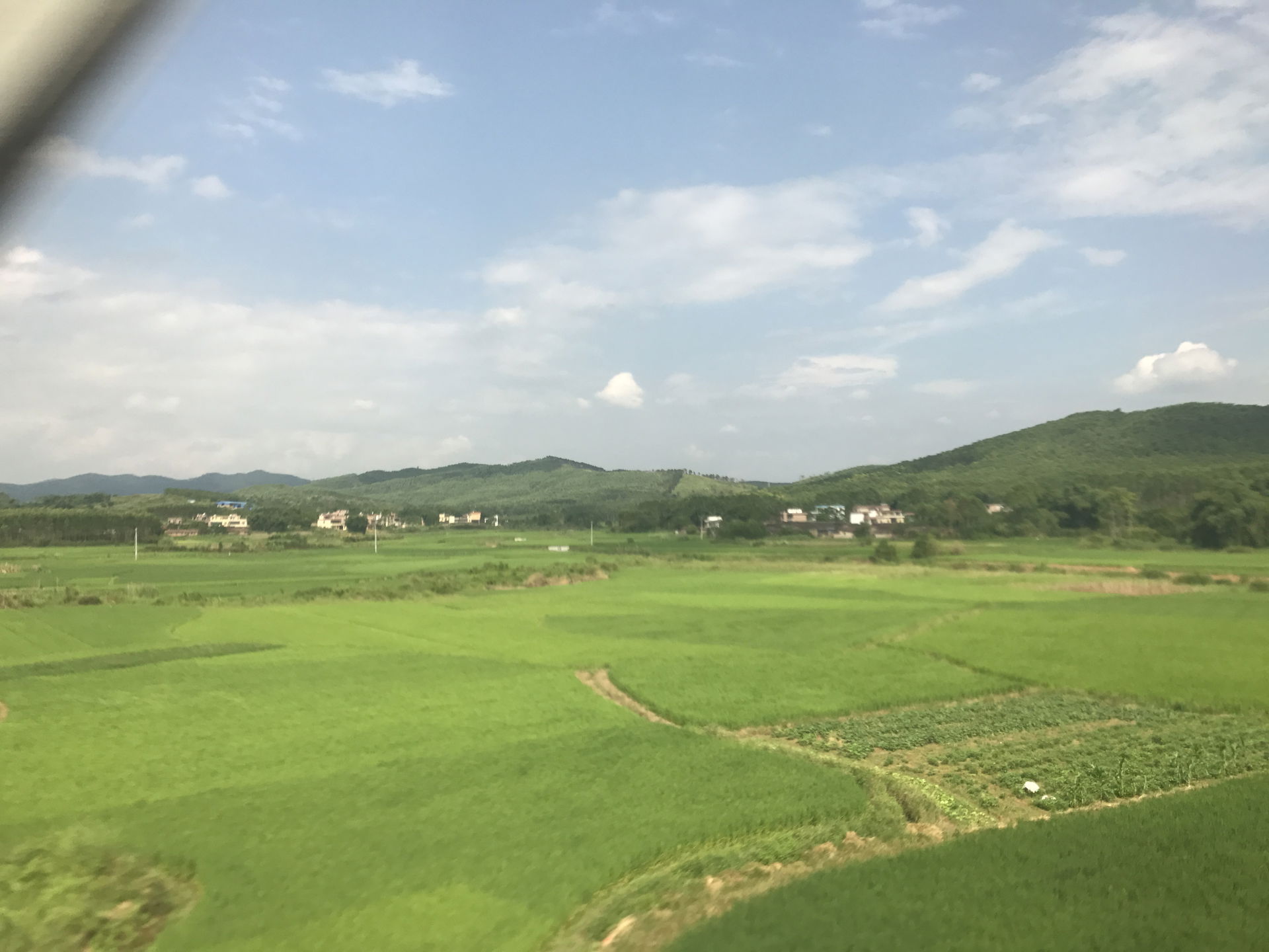 深圳北行きの高速鉄道列車より望む広東省楽昌市市街地付近