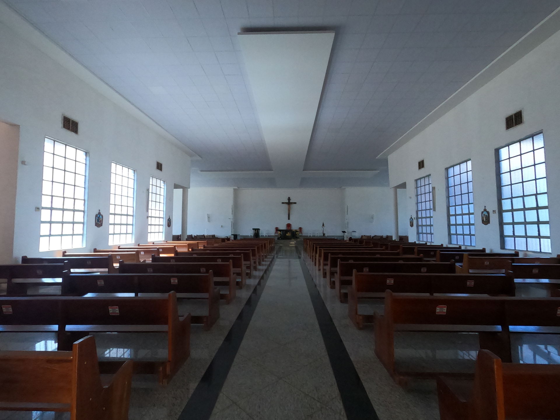 Foto do interior da Paróquia Divino Espirito Santo em Planaltin…