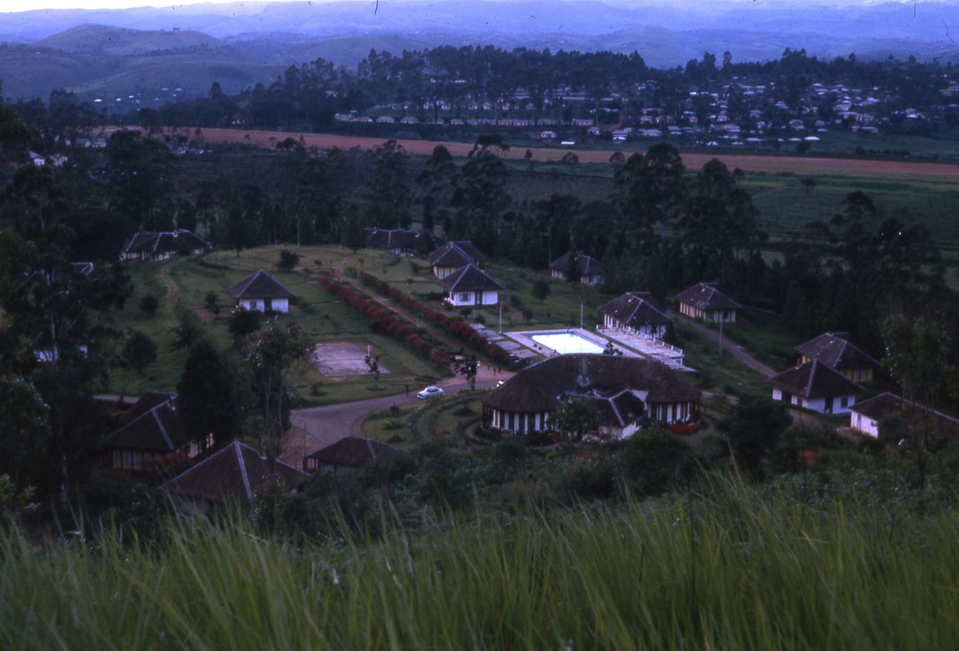016R-Cam111 - Dschang:  Le Centre climatique en 1966 en saison …
