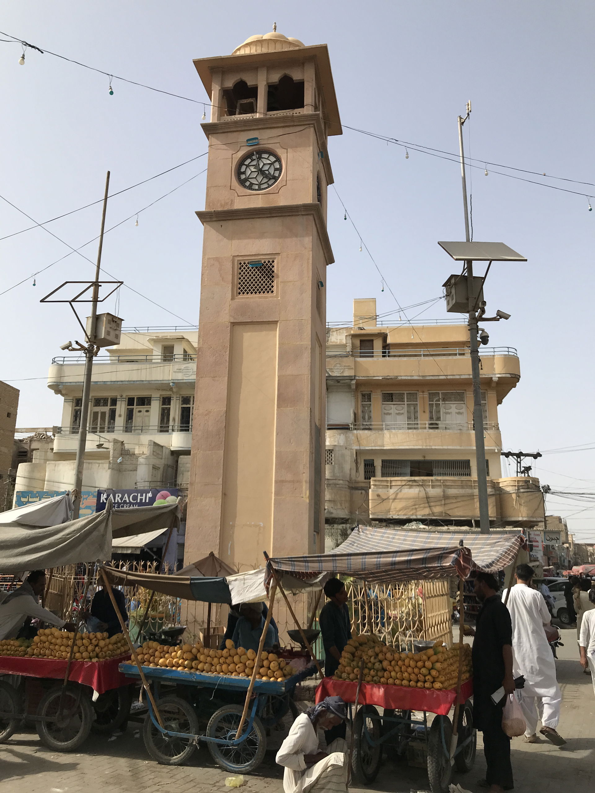 شڪارپور شھر جي گهنٽاگهر جي ڏينھن جي مصروفيت دوران ڏيک