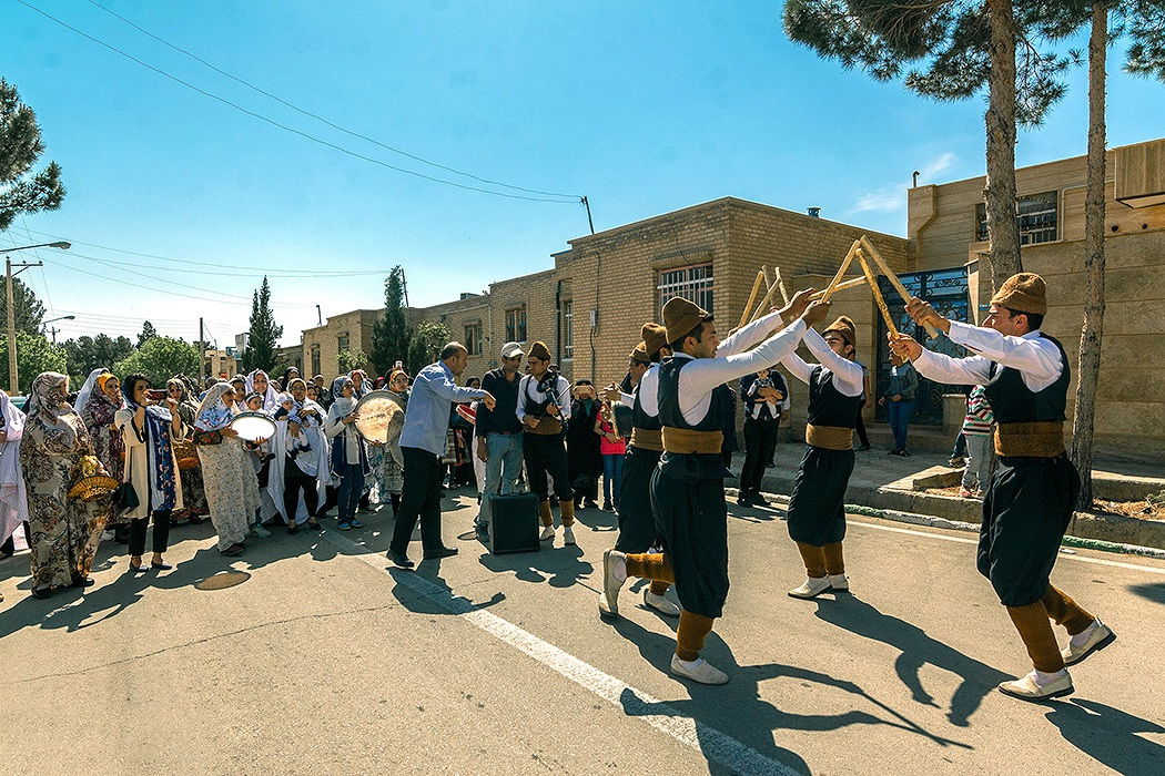 آیین گلغلتان نوزادان در شهر امیریه دامغان، استان سمنان