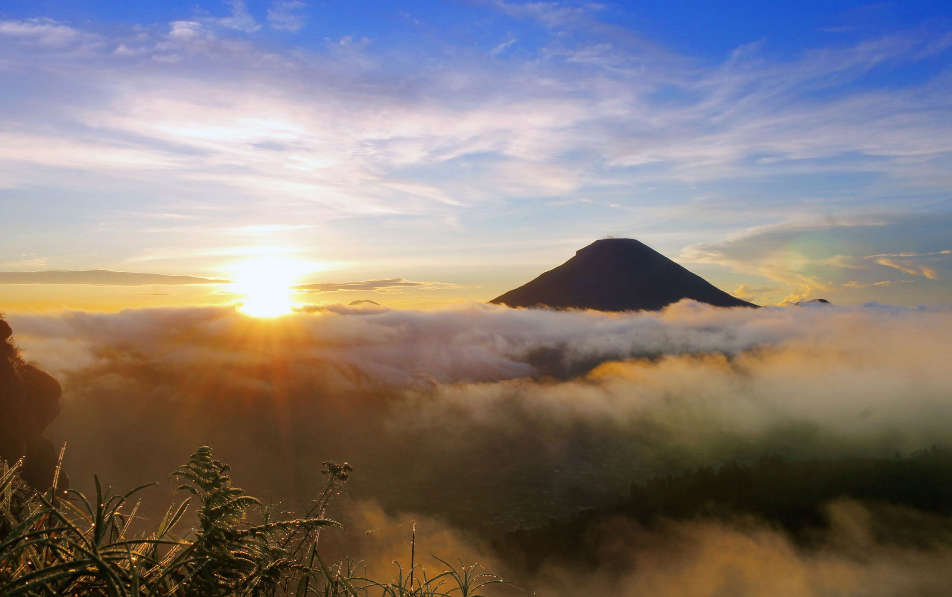 Bukit Sikunir Dieng. Wonosobo merupakan sebuah kabupaten yang t…