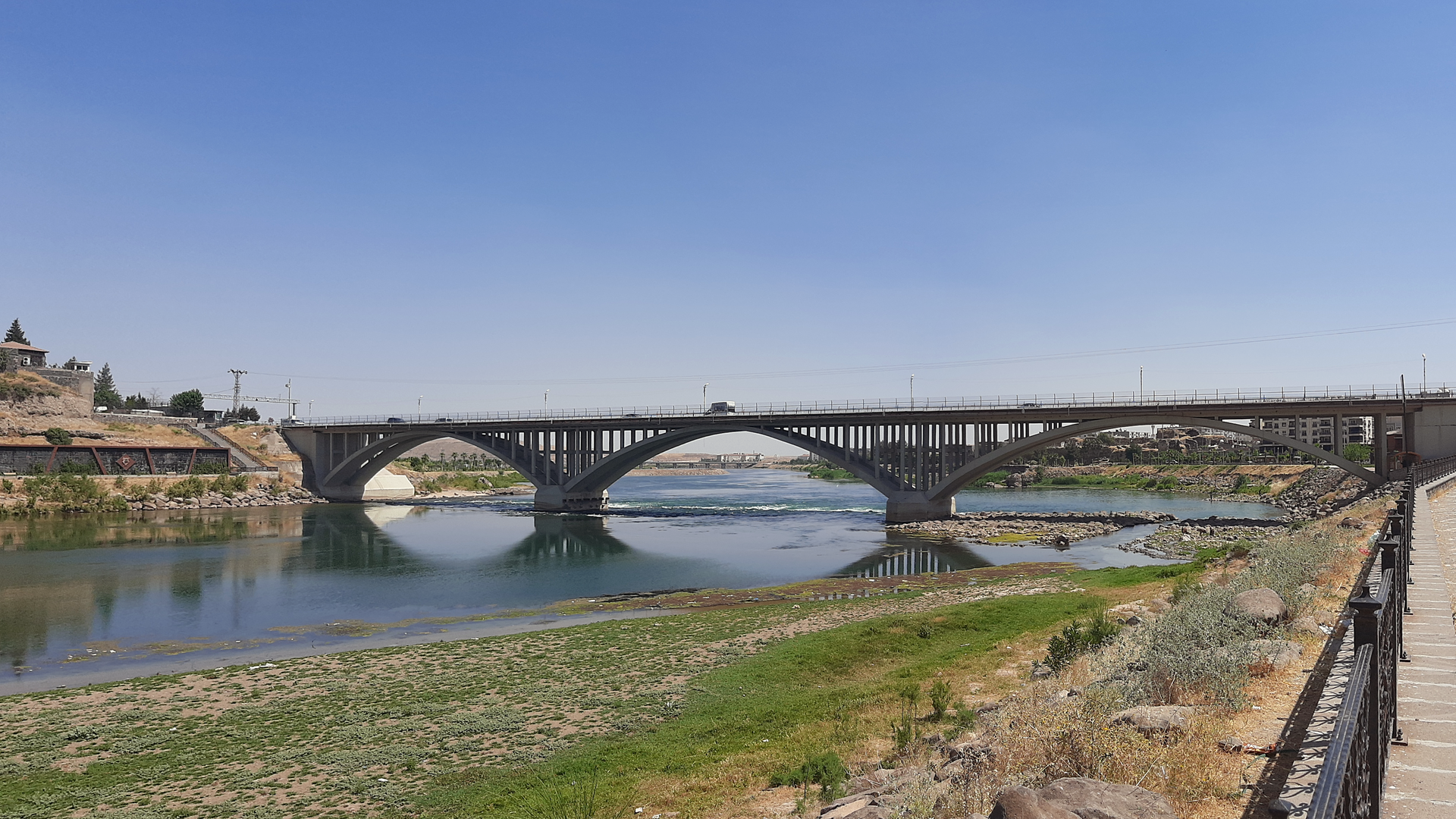Dicle Nehri üzerinde bulunan Cizre Köprüsü'ne Mem u Zin parkınd…