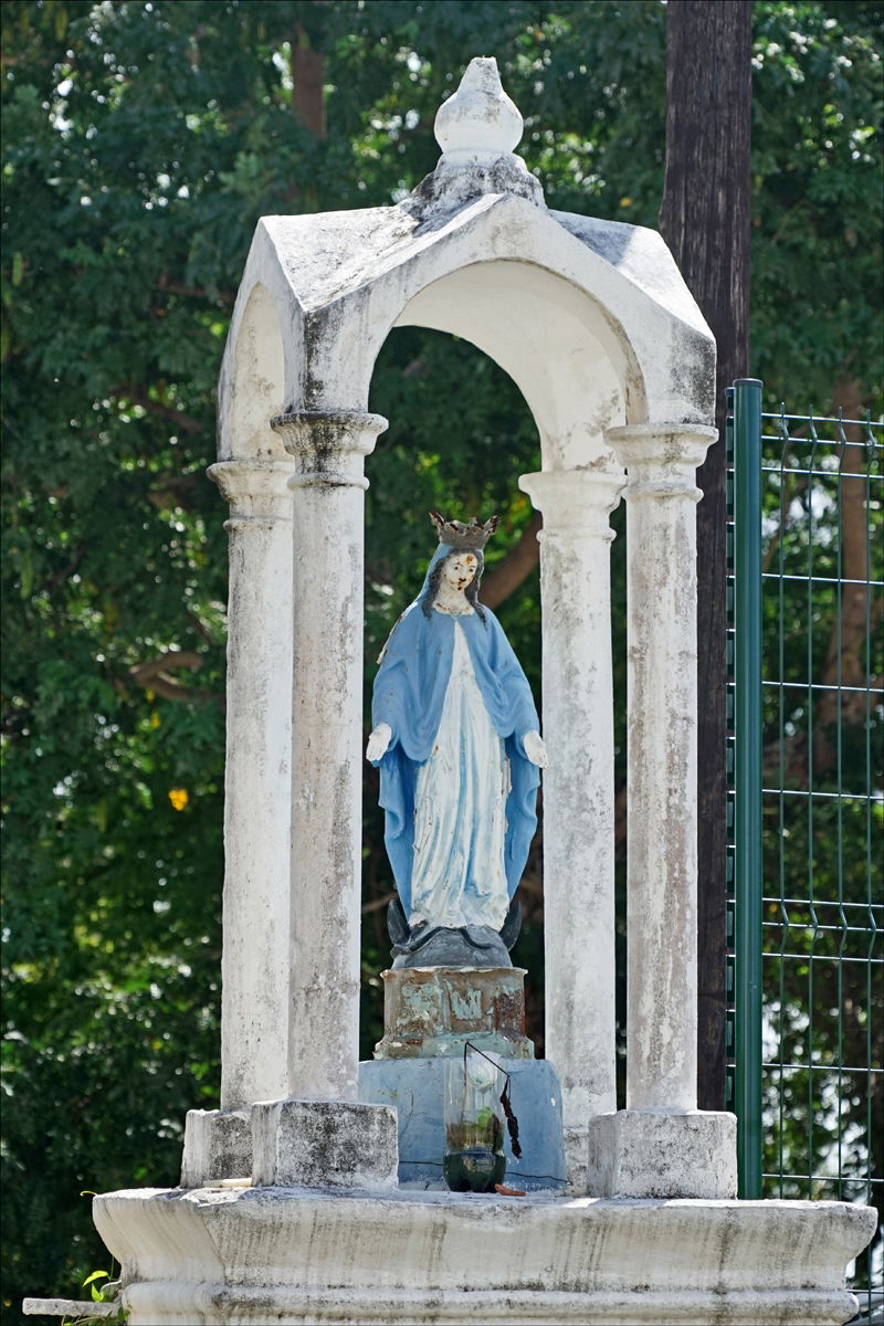 Cette statue de la Vierge se trouve sur le mur d'enceinte d'un …