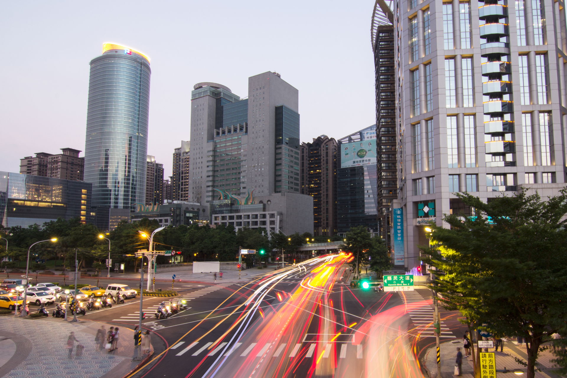 Automobile light trails of Banqiao District, New Taipei City