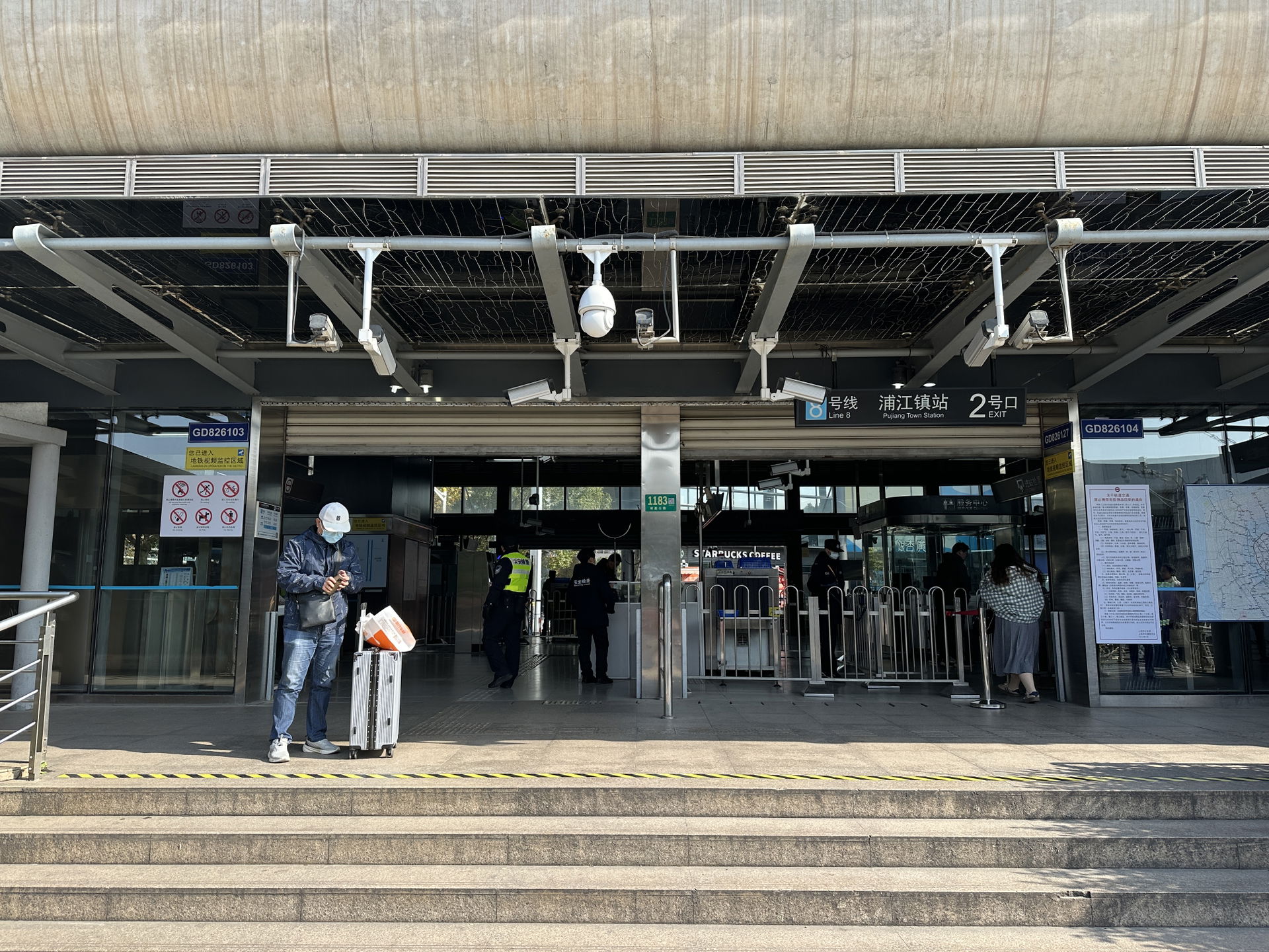 上海地铁浦江镇站2号出入口