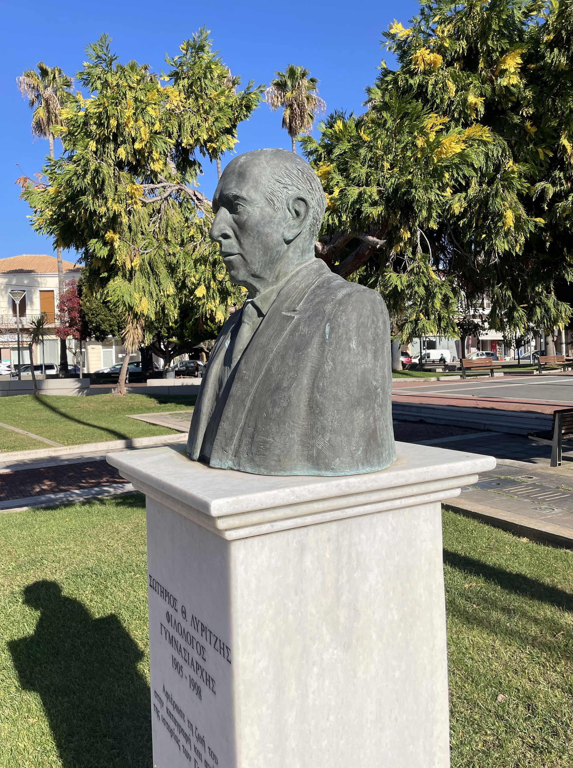 2017 bronze bust honoring Gargalianoi's 20th century cultural f…