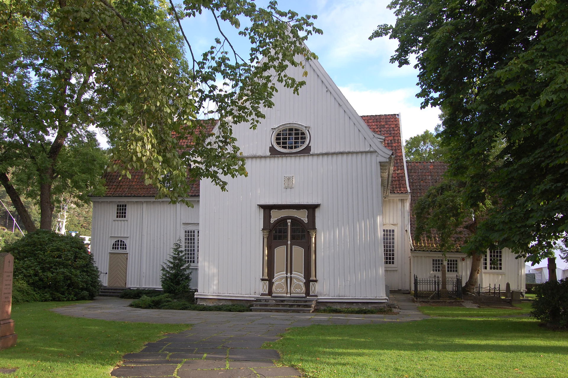 Photo of the outside of Egersund Kirke.