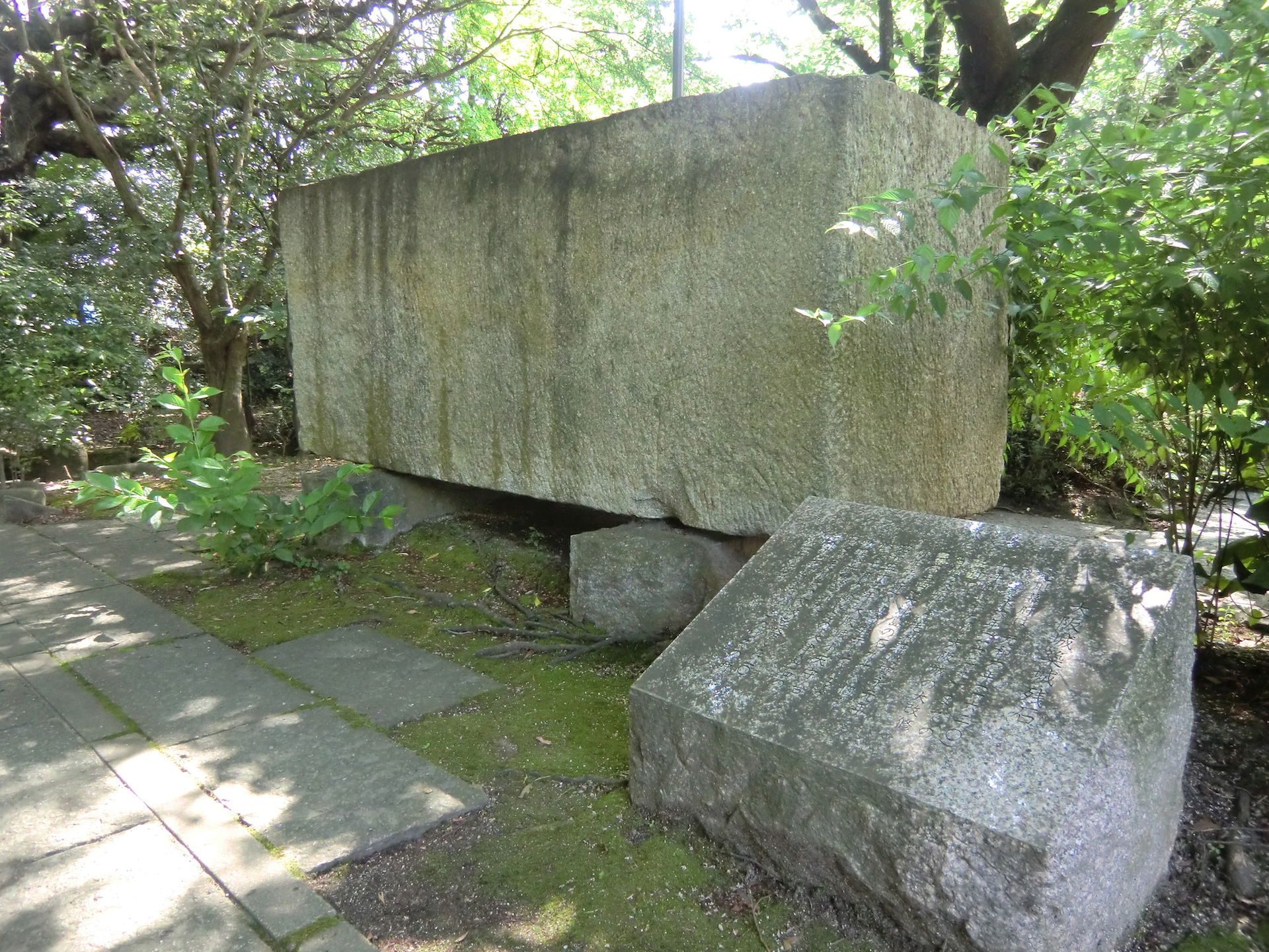 周南市文化会館前庭の大坂城築城の残石(山口県周南市)