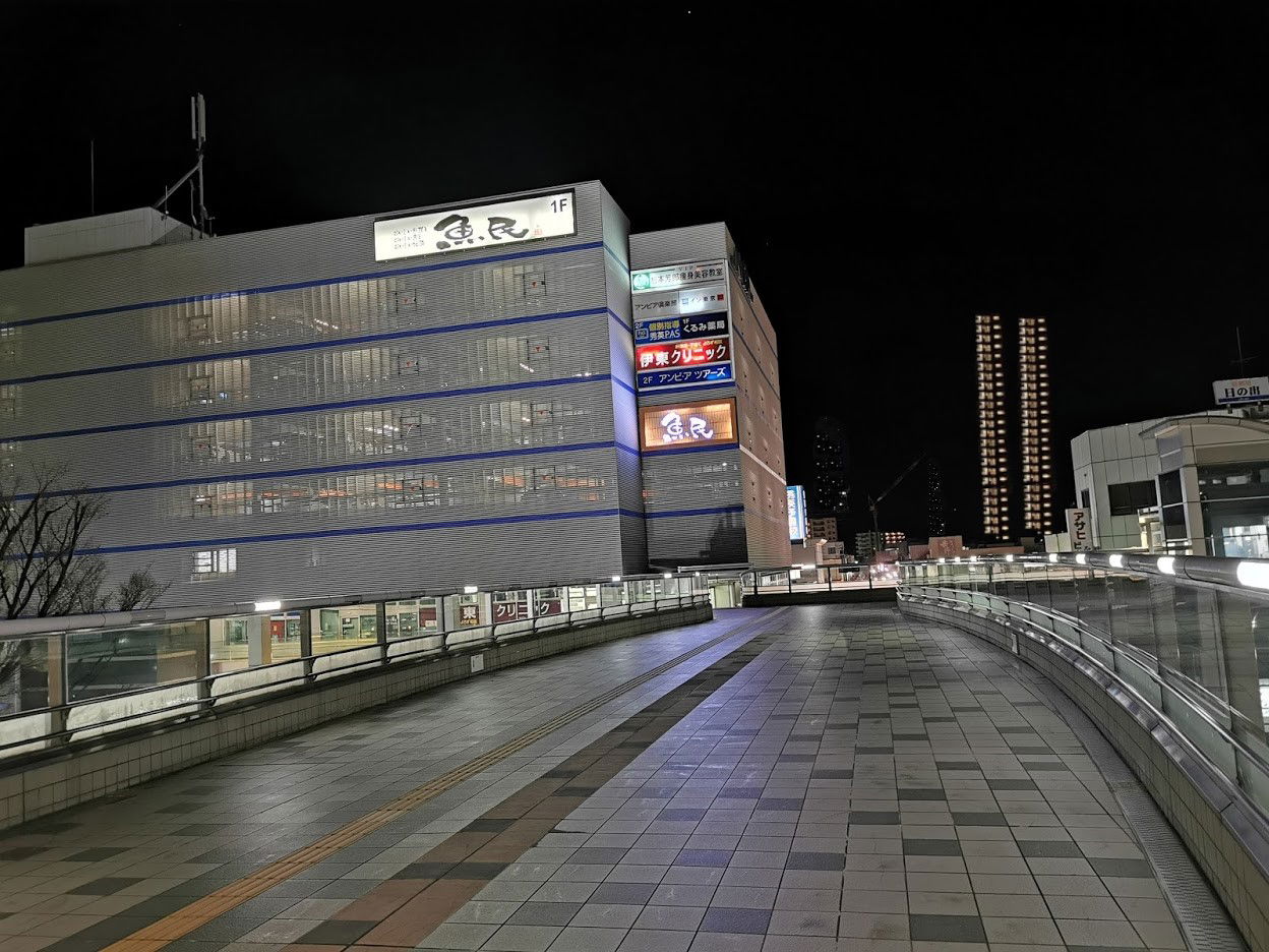 焼津駅南口駅前風景の夜景をペデストリアンデッキより眺める