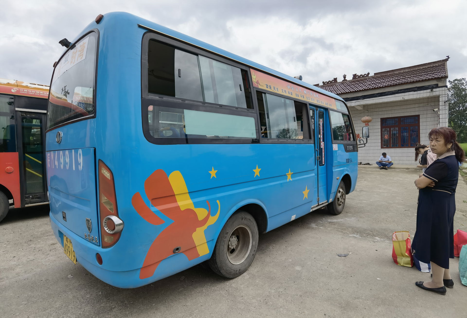 停靠在时湾站的天长公交302路公交车,蓝色涂装,牡丹汽车制造,连接时湾与汊涧。