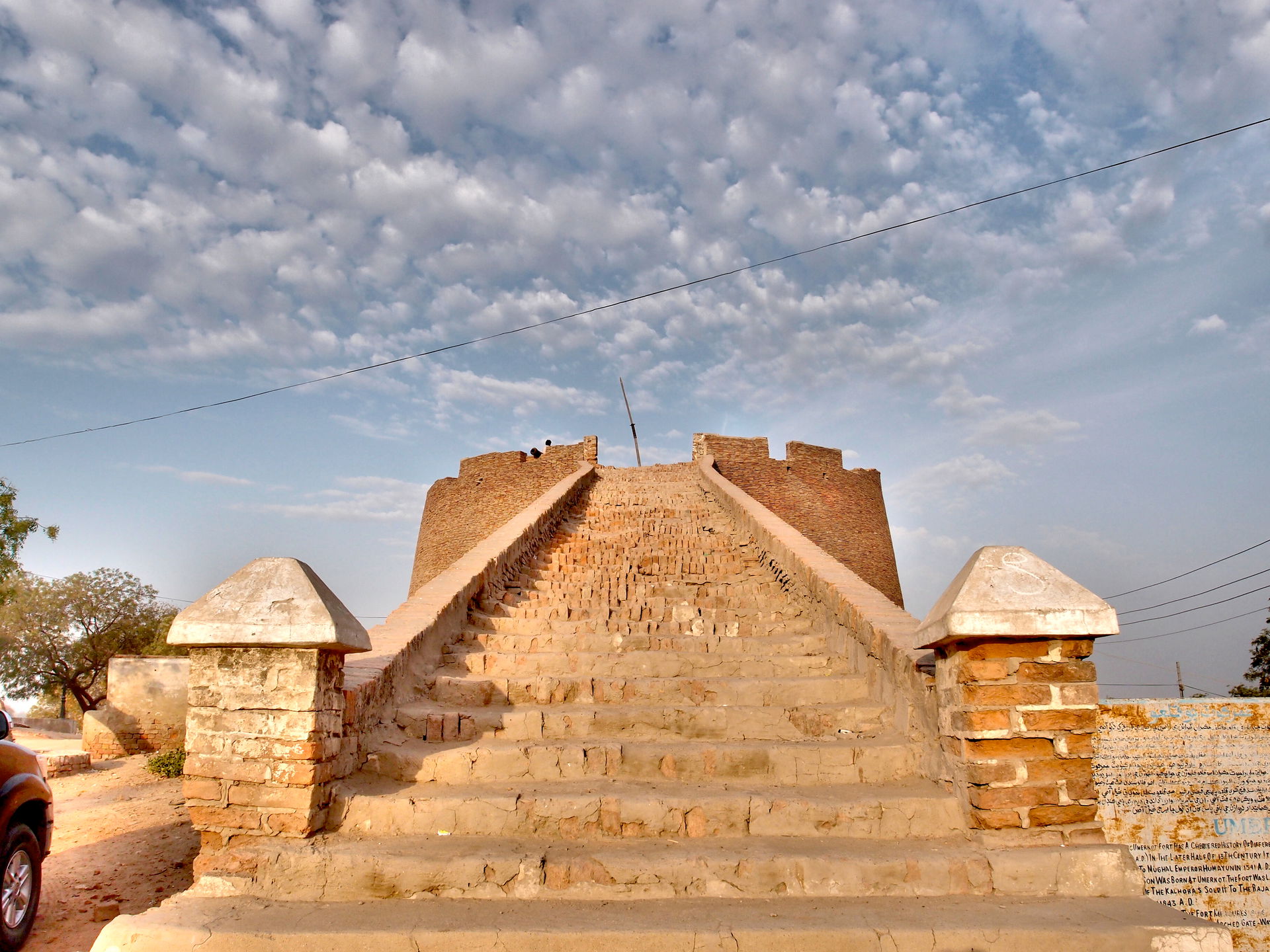 Umarkot Fort is a fort in Pakistani city of Umerkot. Emperor Ak…