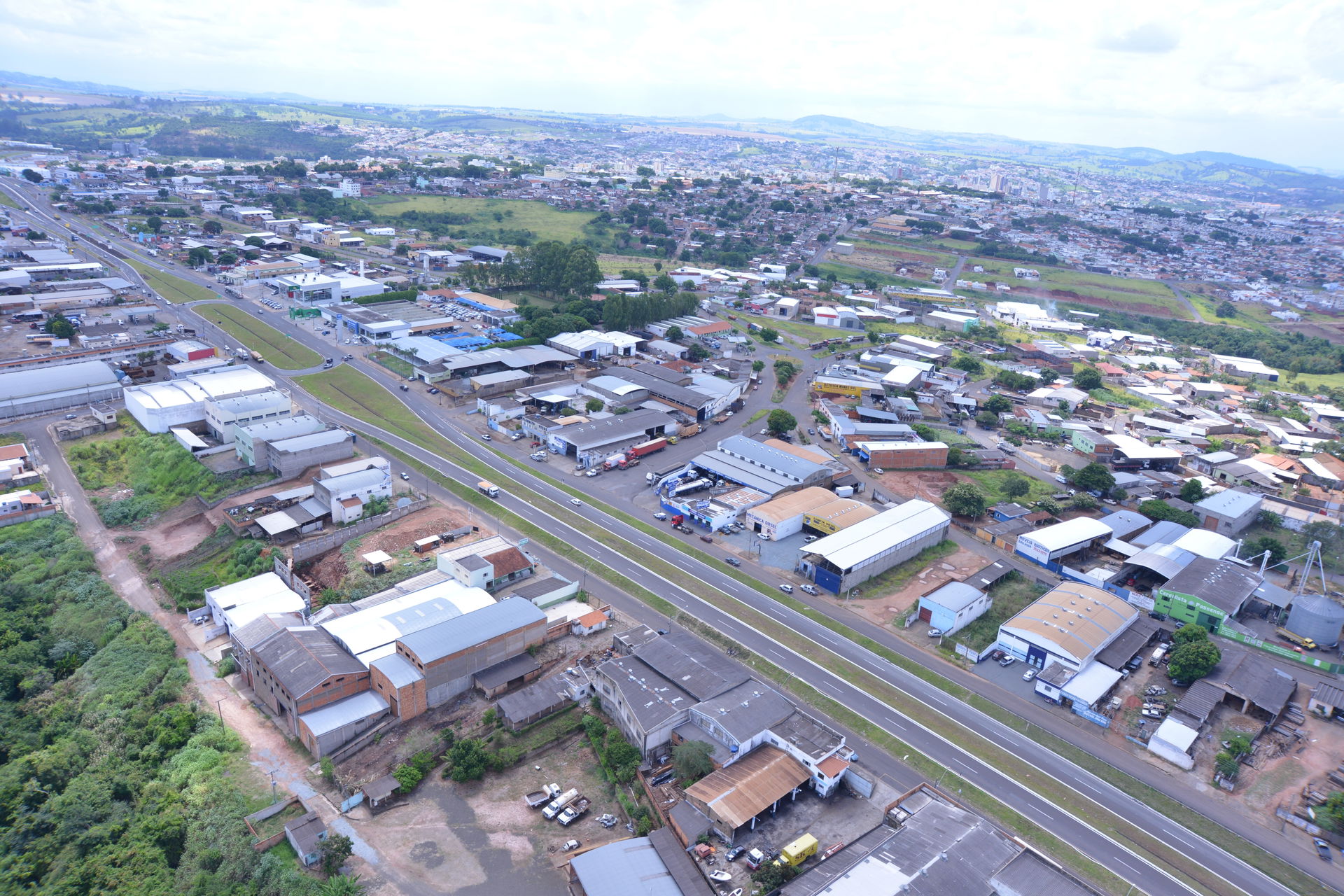 Vista aérea de trecho da Rodovia MG 050 na altura do trevo de P…