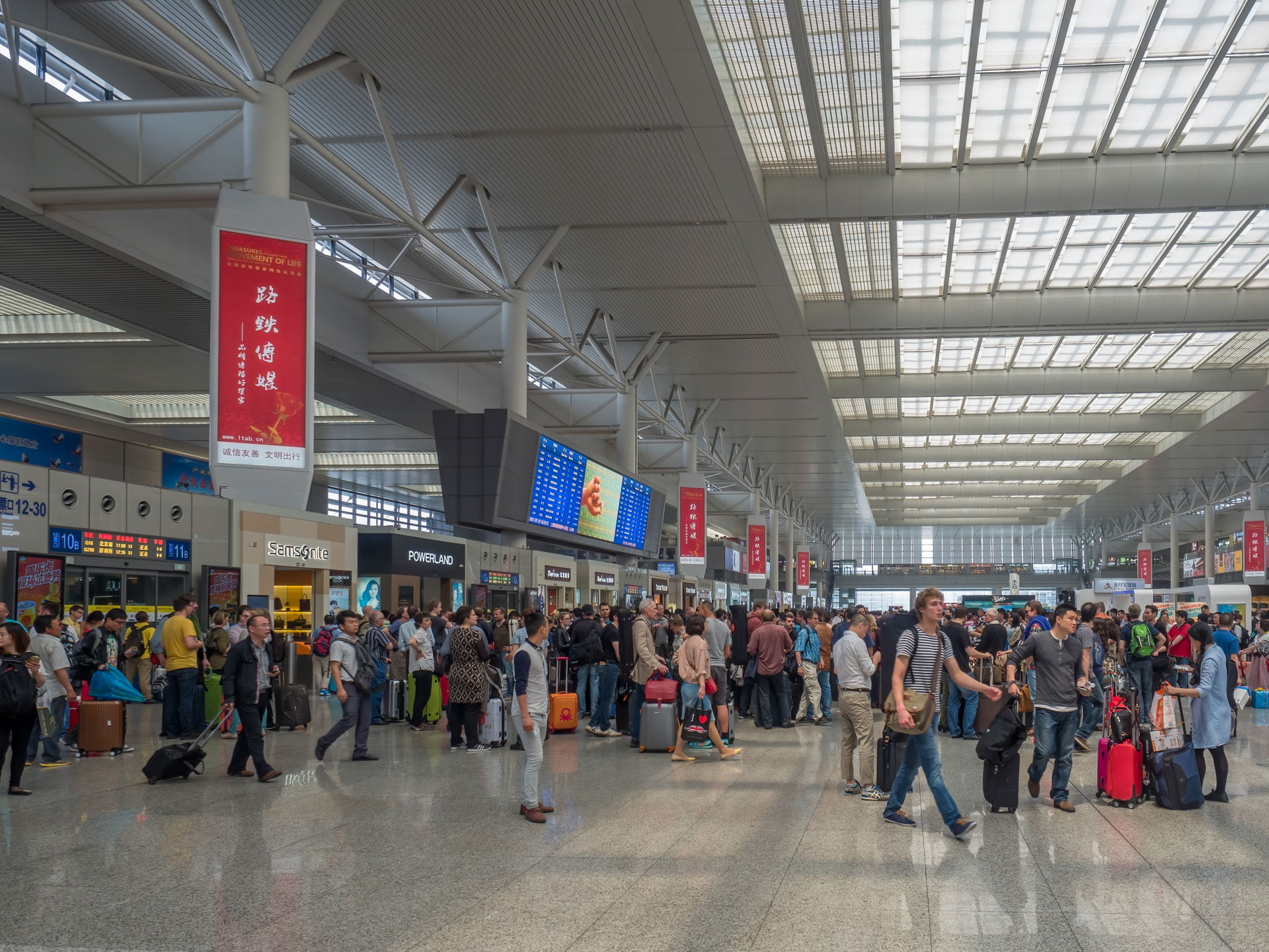 Shanghai Hongqiao Station concourse