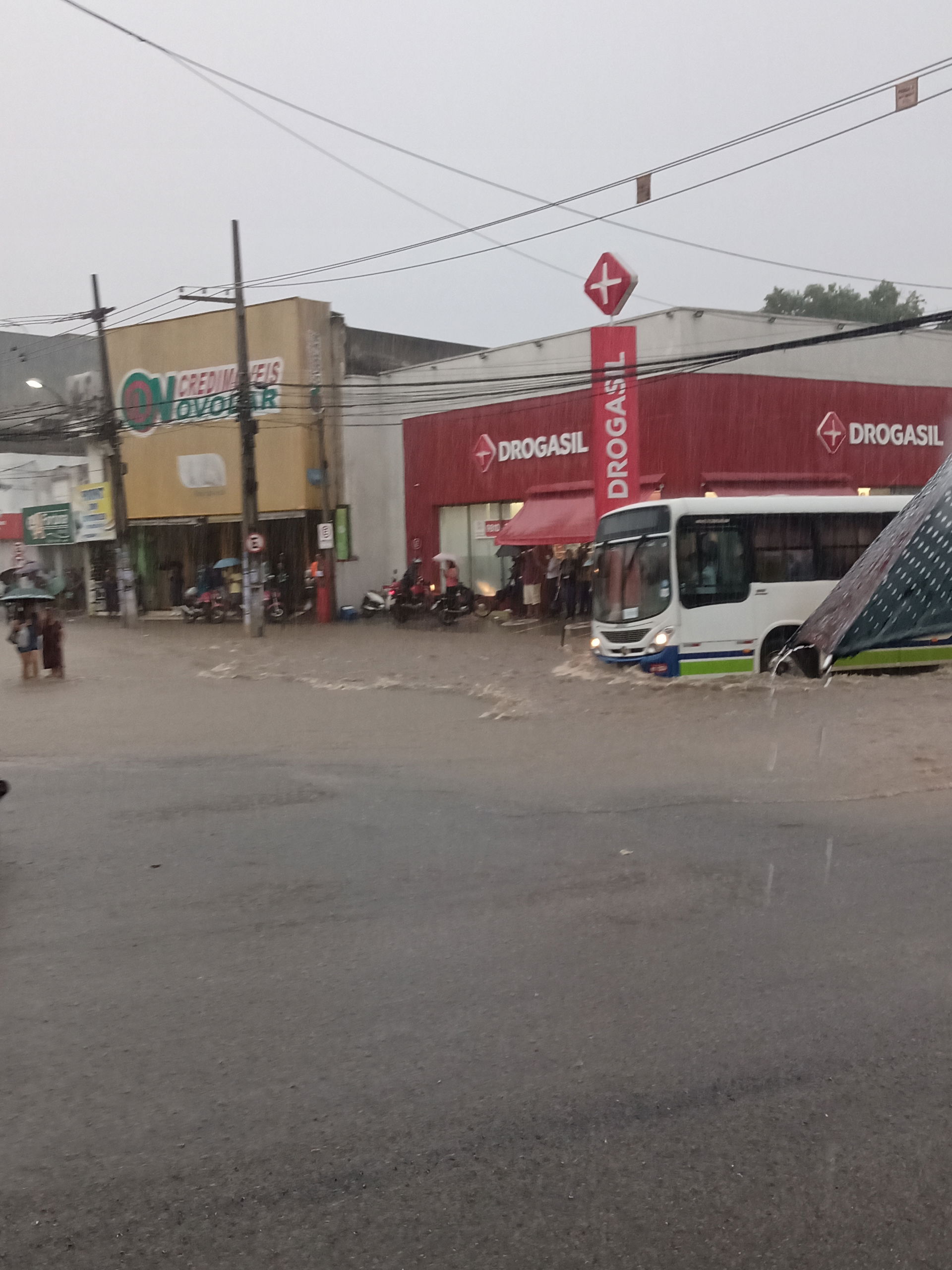 Inundação que tomou conta do centro comercial da Vitória de San…
