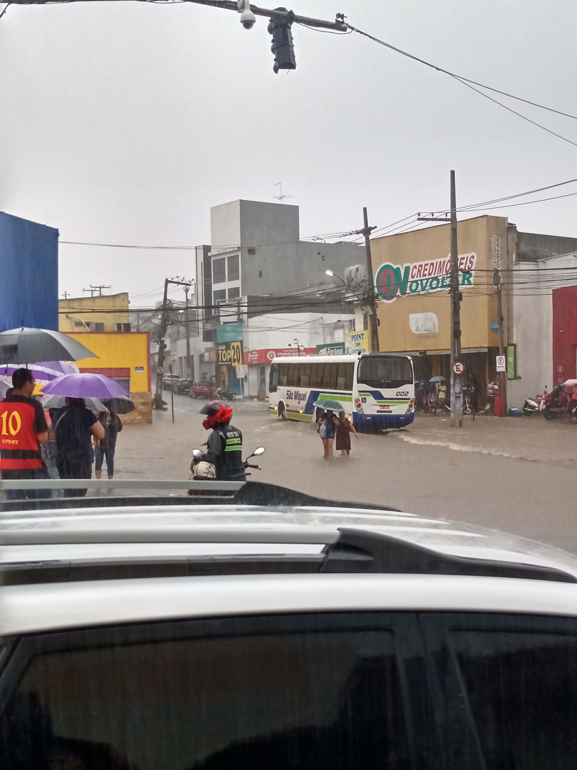 Inundação que tomou conta do centro comercial da Vitória de San…