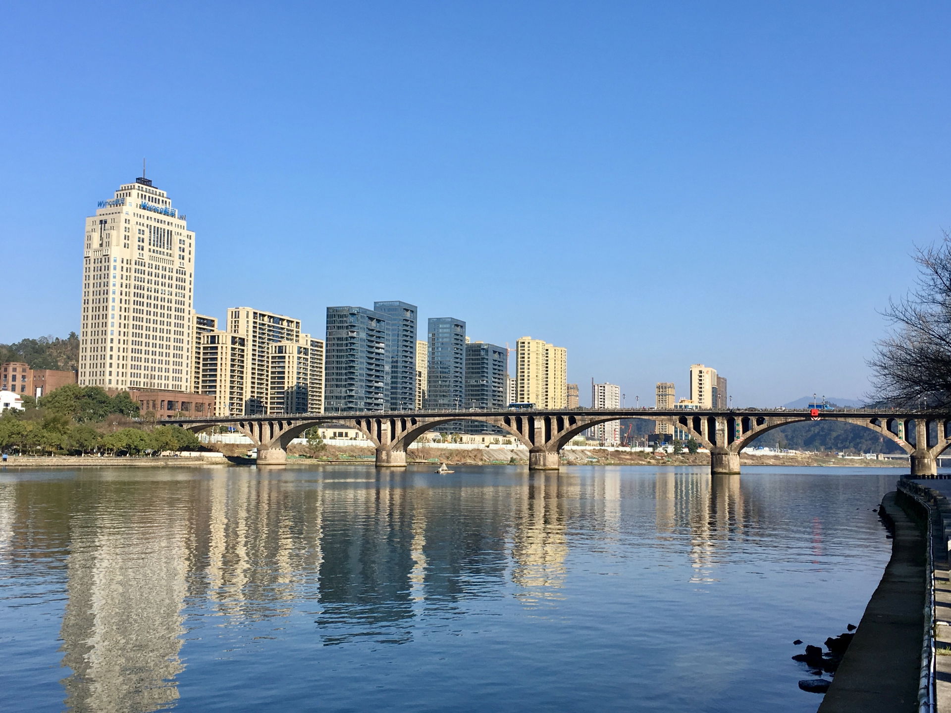建德市新安江上的白沙大桥