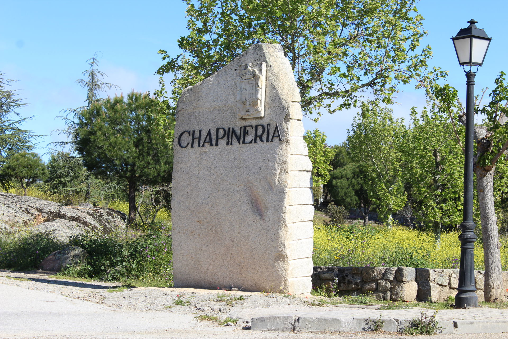 Signo de entrada a la población (Chapinería).