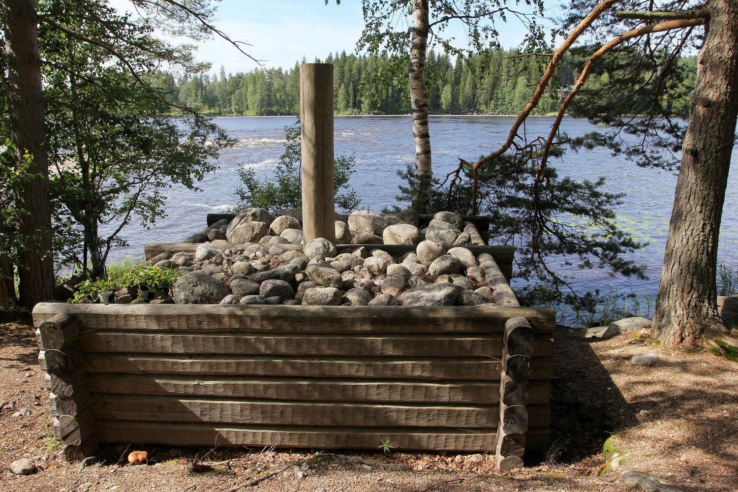 Uitonaikainen kiviarkku Kapeenkosken rannalla Äänekoskella.
