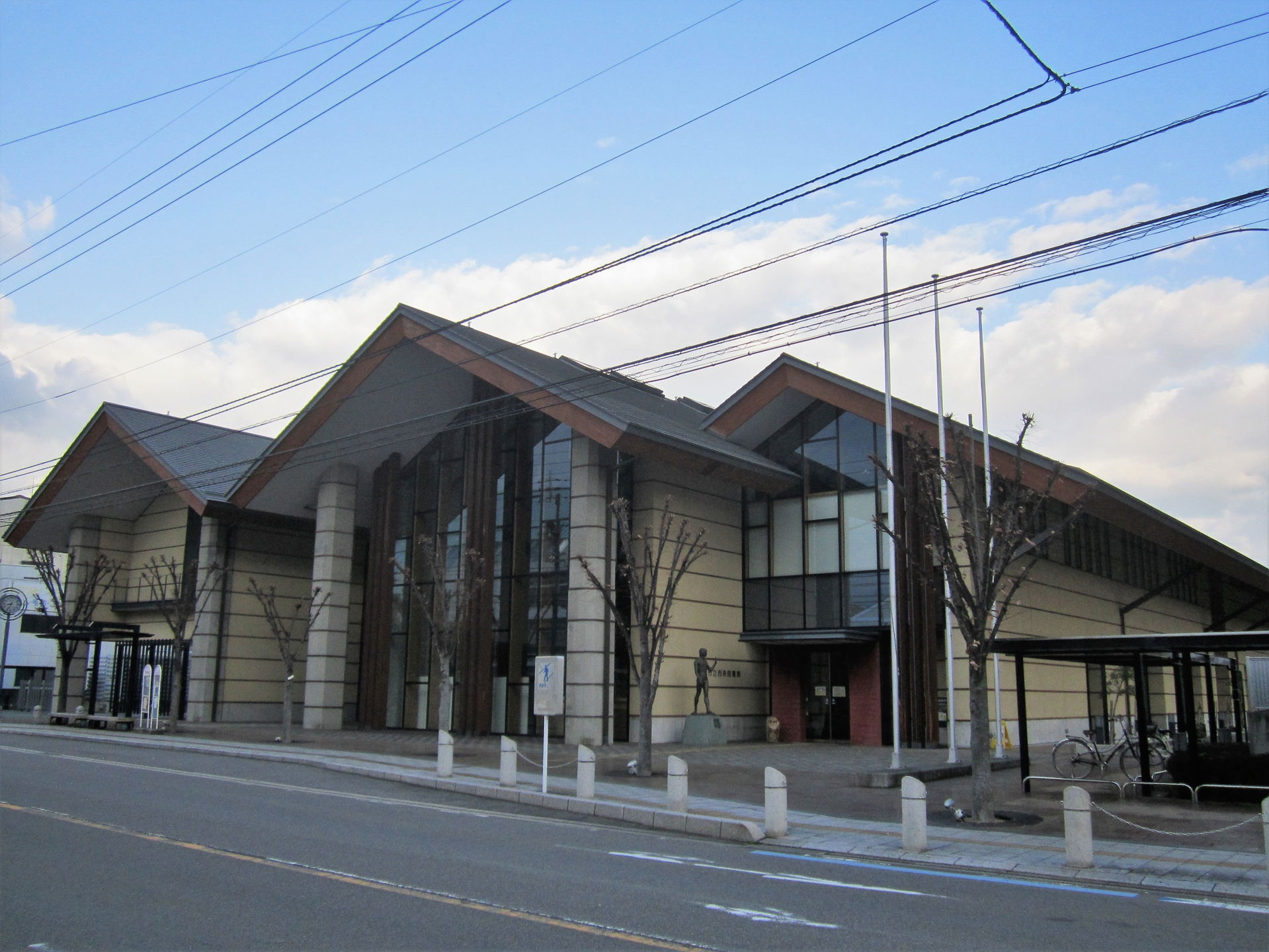西条市立西条図書館(西条市大町)