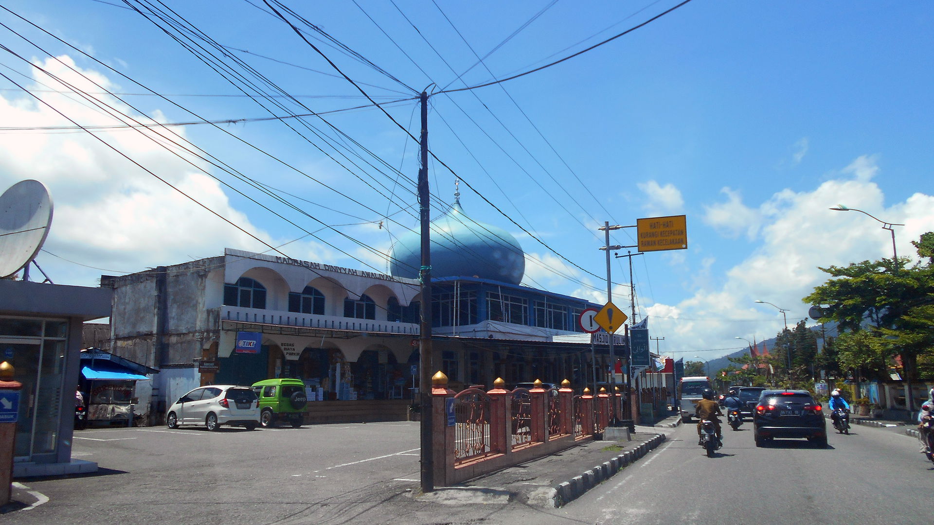 Masjid Nurul Iman dan Madrasah Diniyyah Awaliyah merupakan masj…
