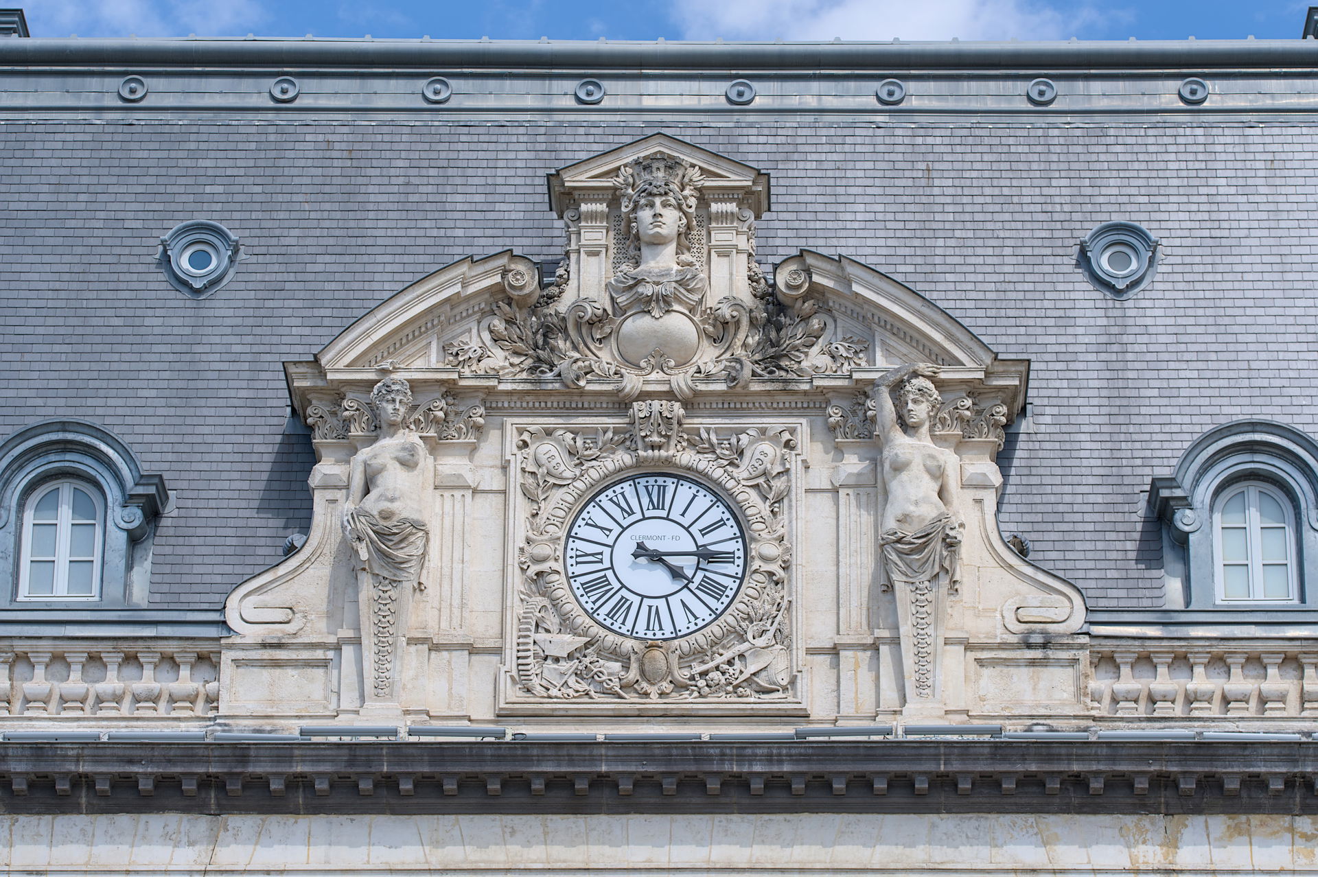 Horloge et cariatides, par Henri Gourgouillon.