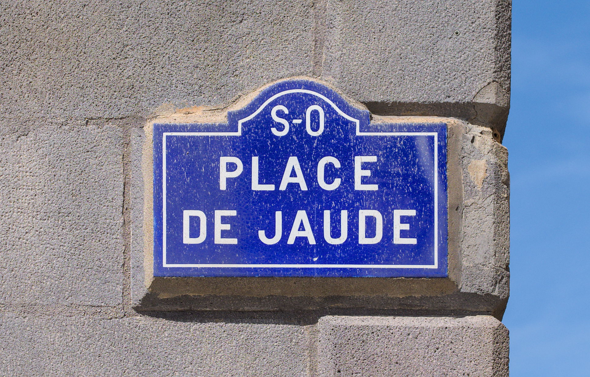 Plaque.