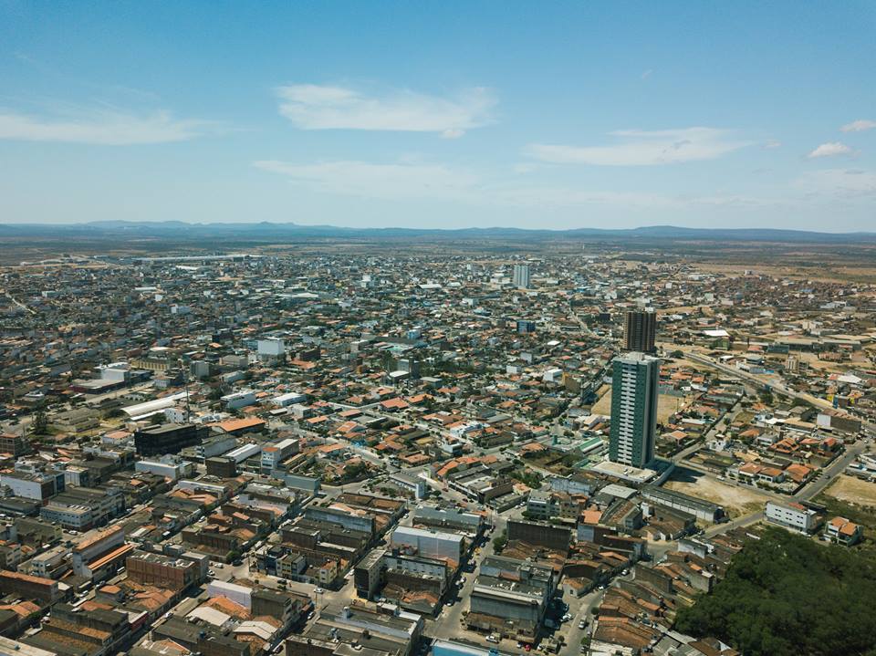 Foto que mostra a sede do município em quase sua totalidade, co…