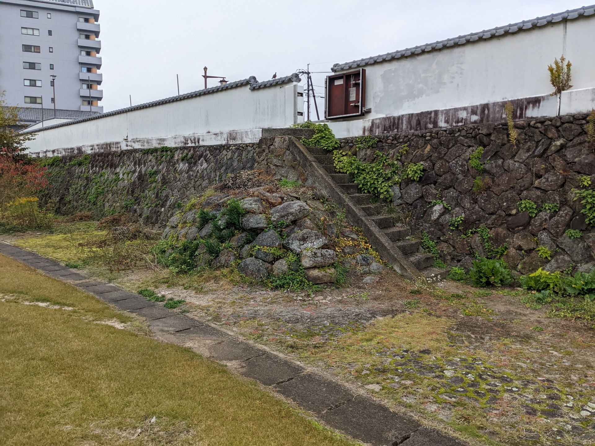 津山市の高瀬舟船着場跡に残る「なげ」。水勢を弱めて流れを変えるために設置された。