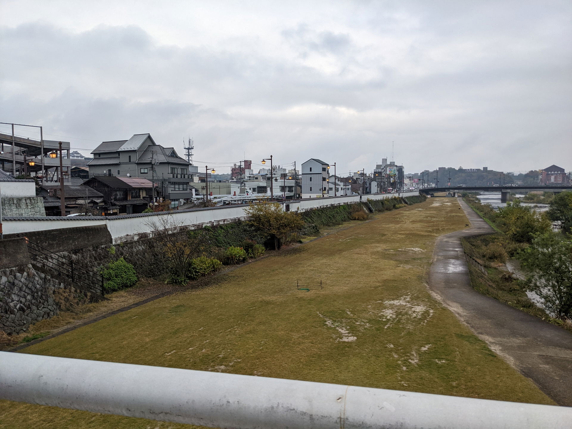 岡山県津山市を流れる吉井川の高瀬舟船着場跡。現在は埋め立てられて河川敷となっている。