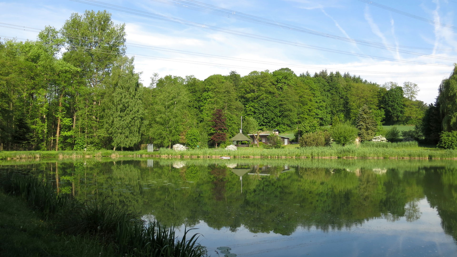 Erlensee, Anglersee des örtlichen Fischervereins.
Der Erlensee …