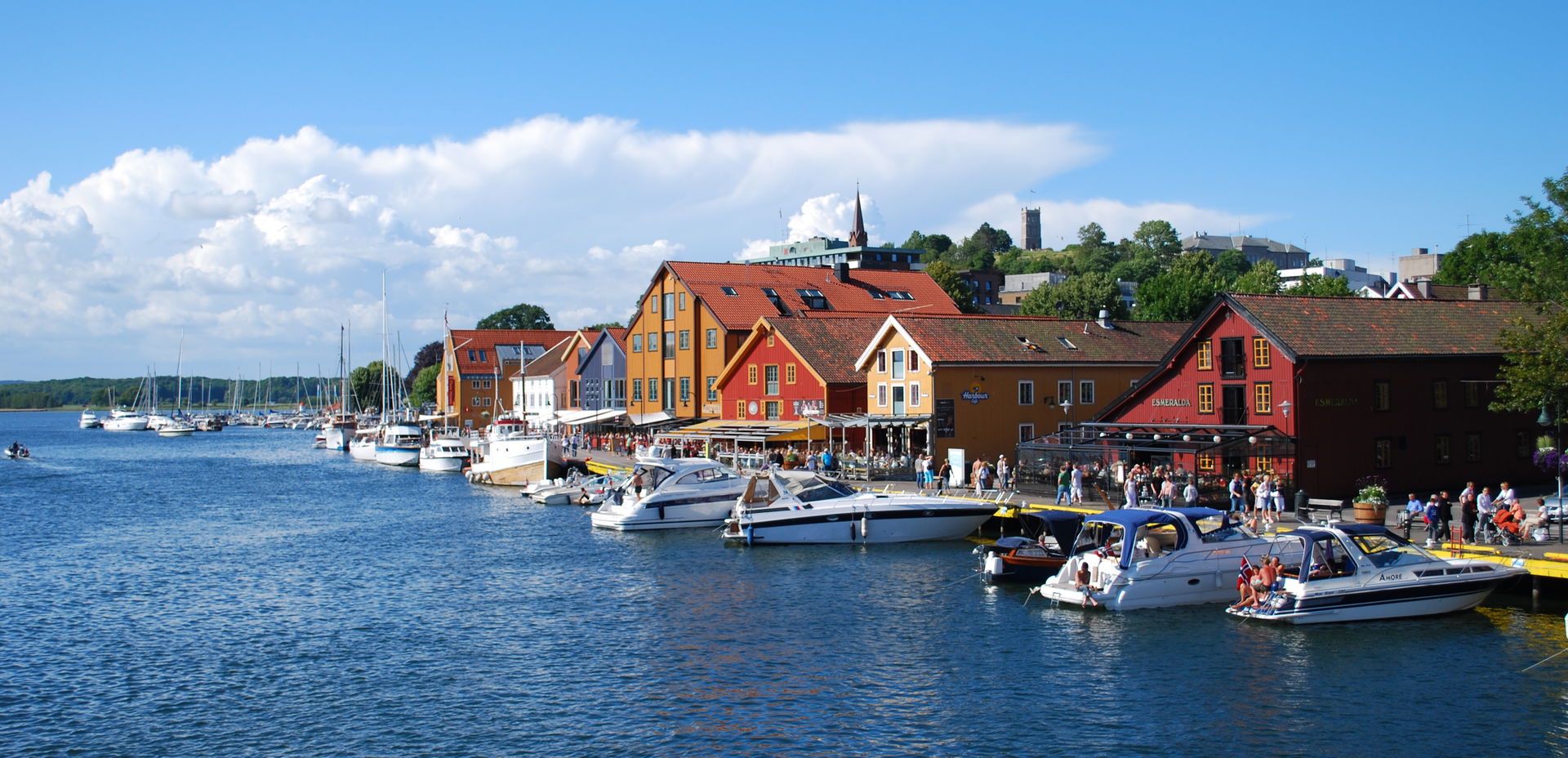Brygga i Tønsberg med gjestehavnen i bakgrunnen