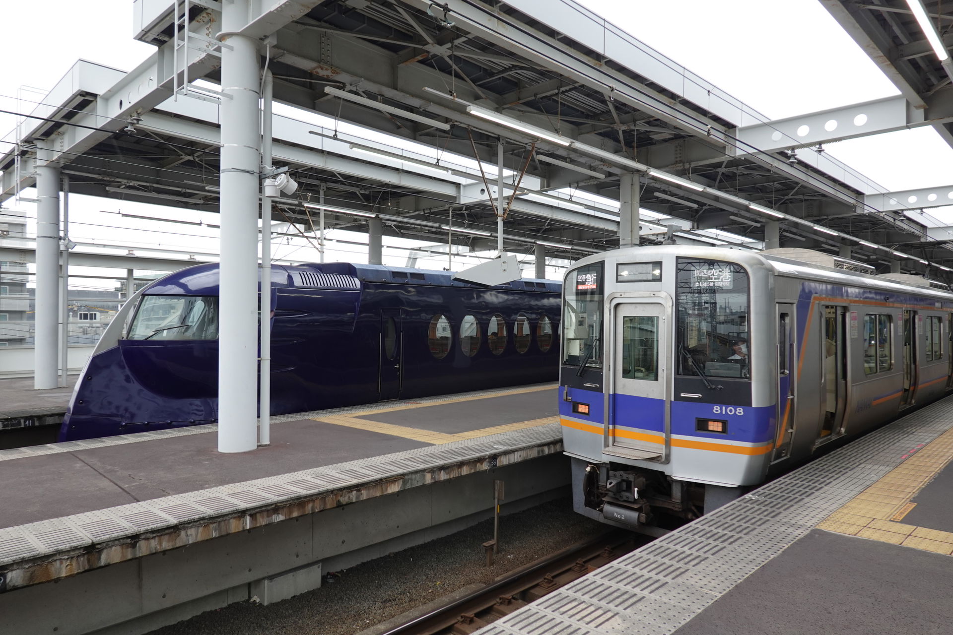 De Nankai Railway Rapi:t. bij station Izumisano