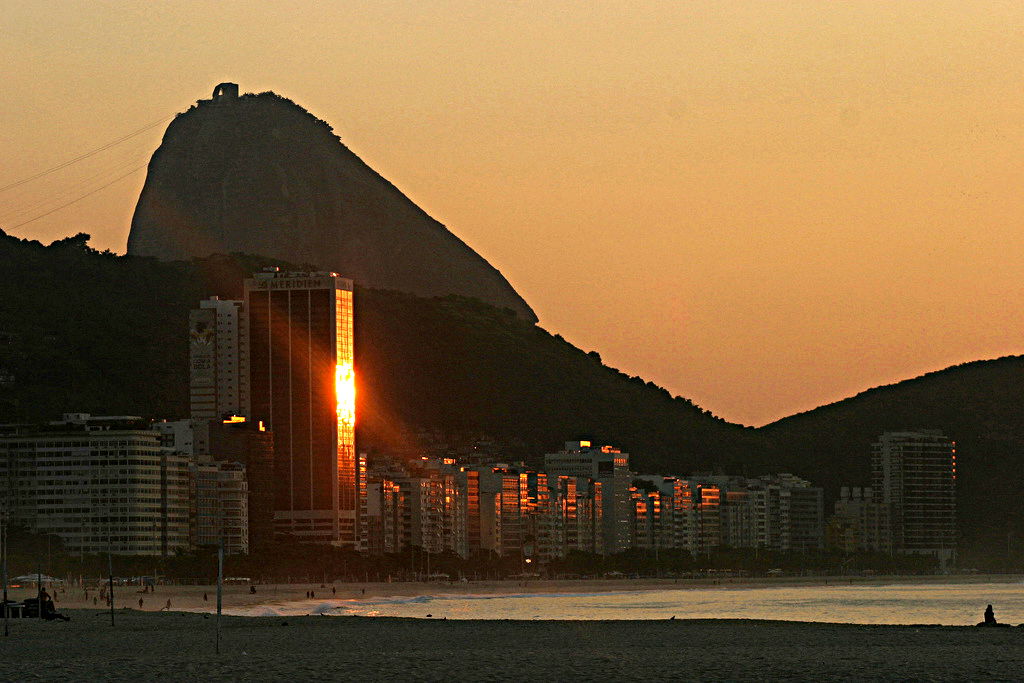 Reflexo dos primeiros raios de sol no edifício do Hotel Merídie…