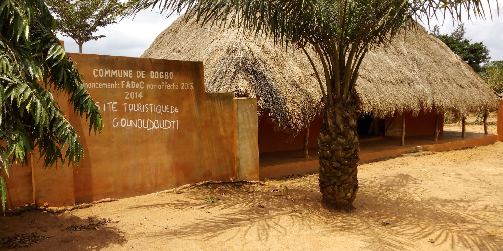 Vue d'entrée du site des hommes à queue à Goundoudji dans la co…