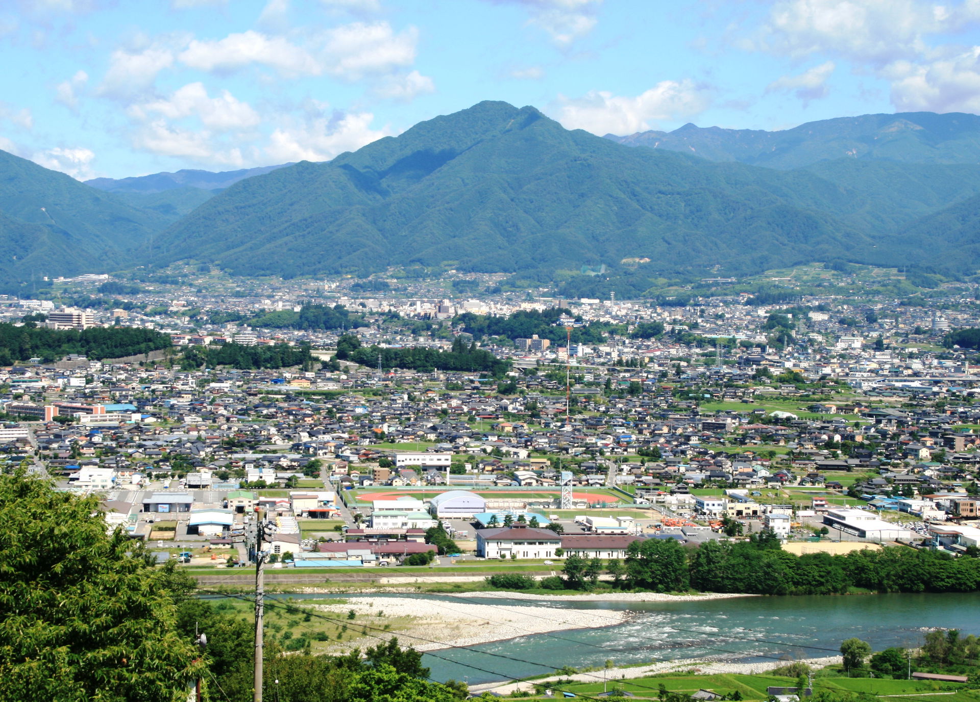 風越山を遠くから撮影したものです。