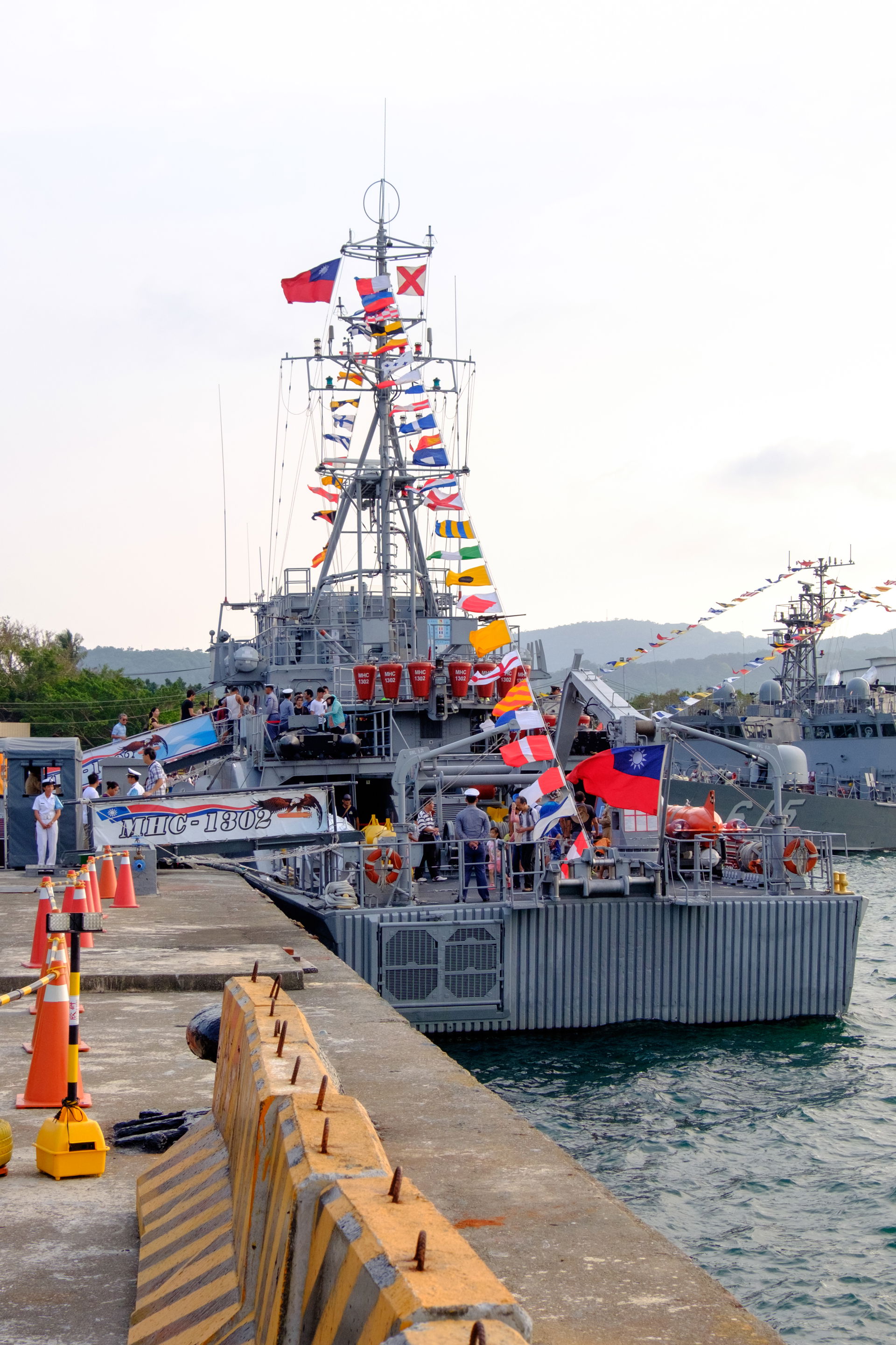 2016年左營軍港營區開放活動下午,停泊東七號碼頭的永豐級獵雷艦永嘉(MHC-1302)艦尾。