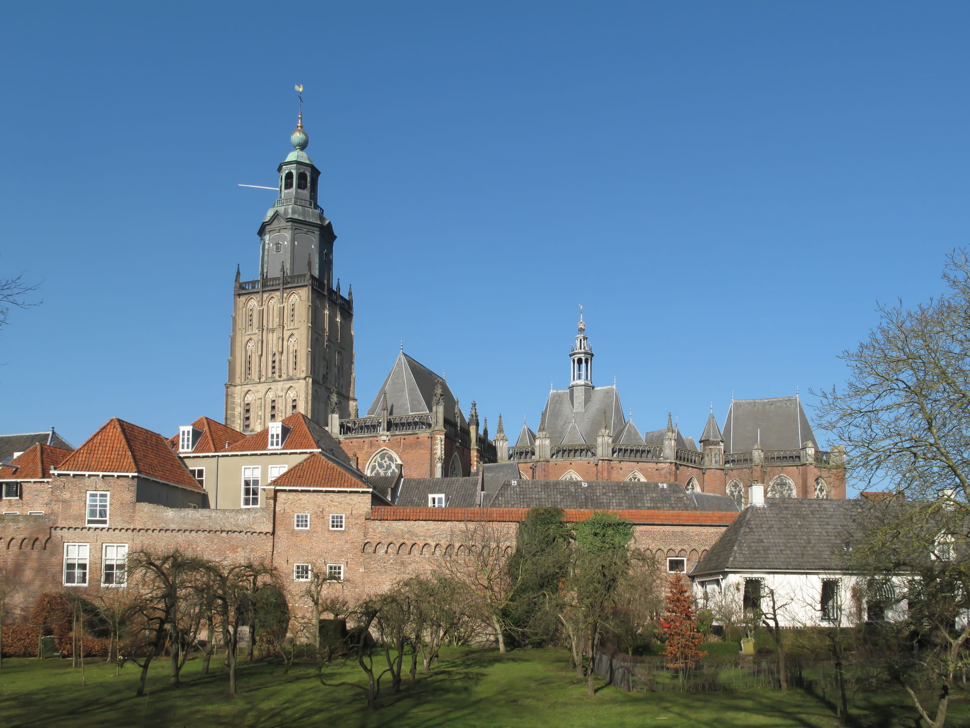 Zutphen, church: Walburgkerk and town wall