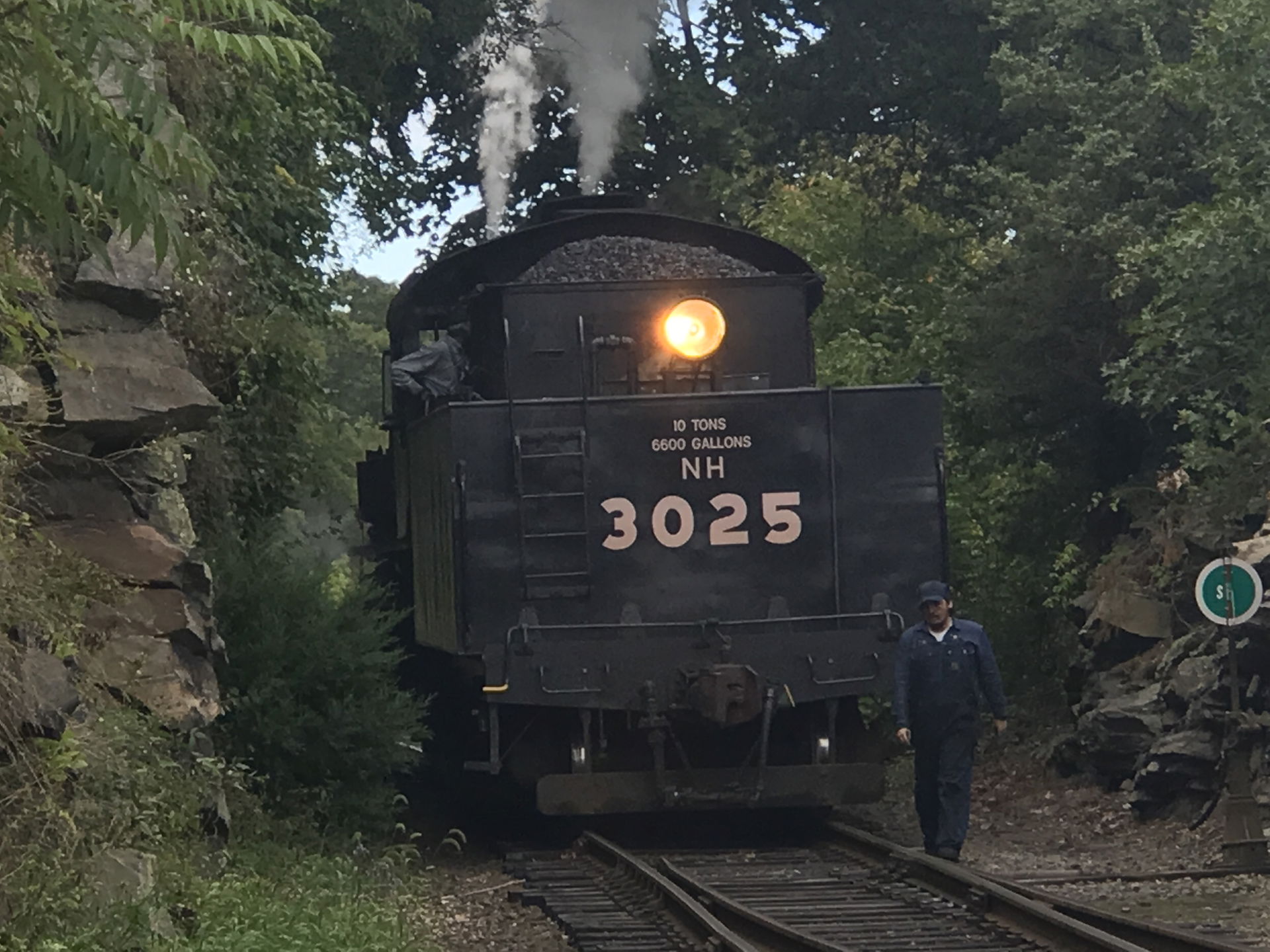 3025 at the northernmost switch point of Deep River Station.
