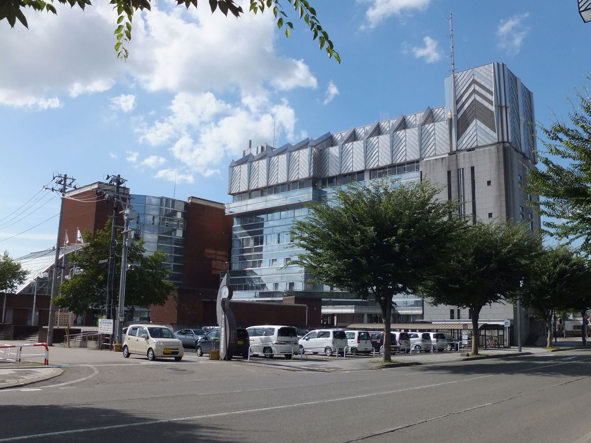 横手市役所本庁舎と横手市ふれあいセンターかまくら館