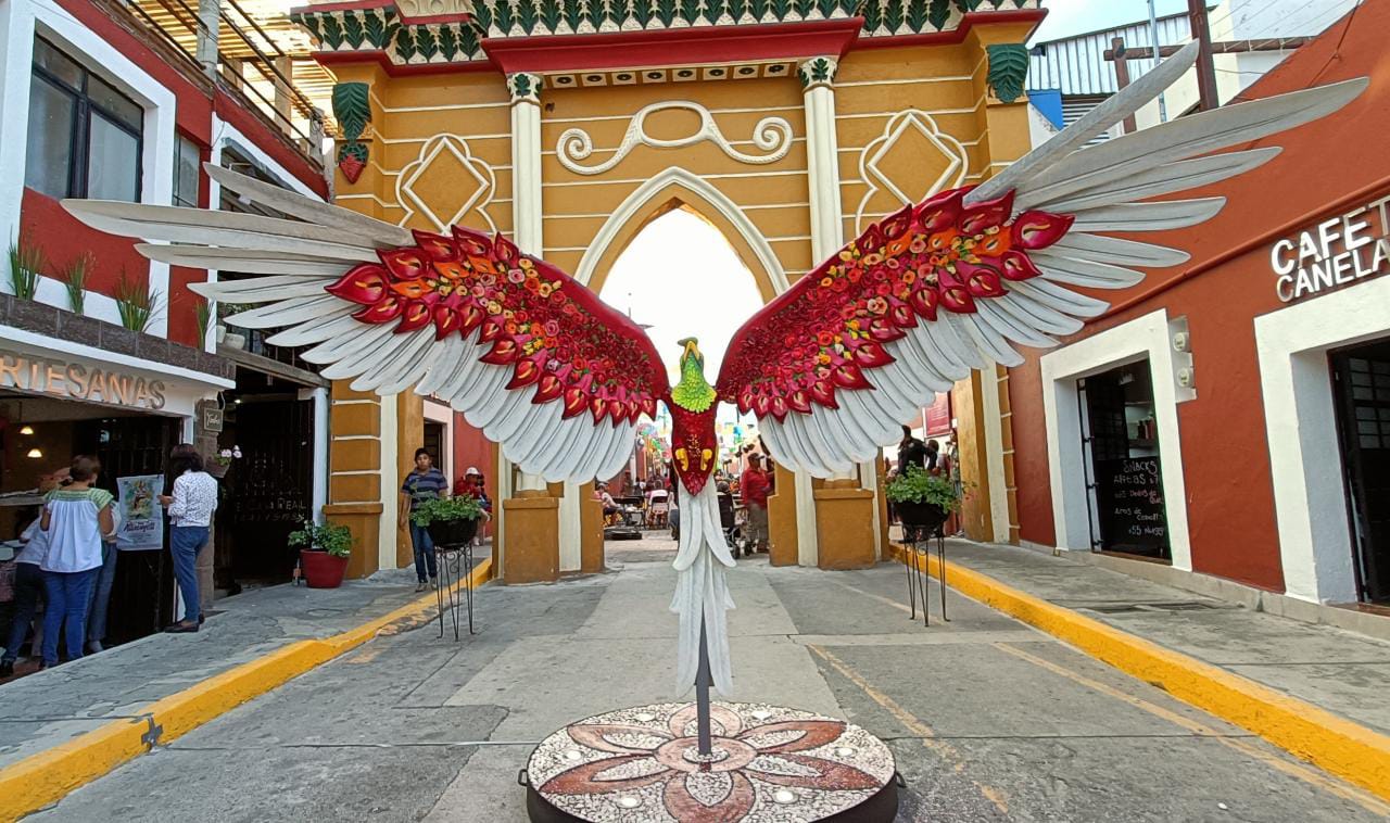 El Ave Fénix se encuentra en la antigua entrada al municipio de…