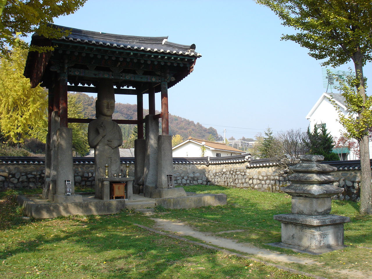 경기도 유형문화재 제37호
매산리석불입상 (梅山里石佛立像)