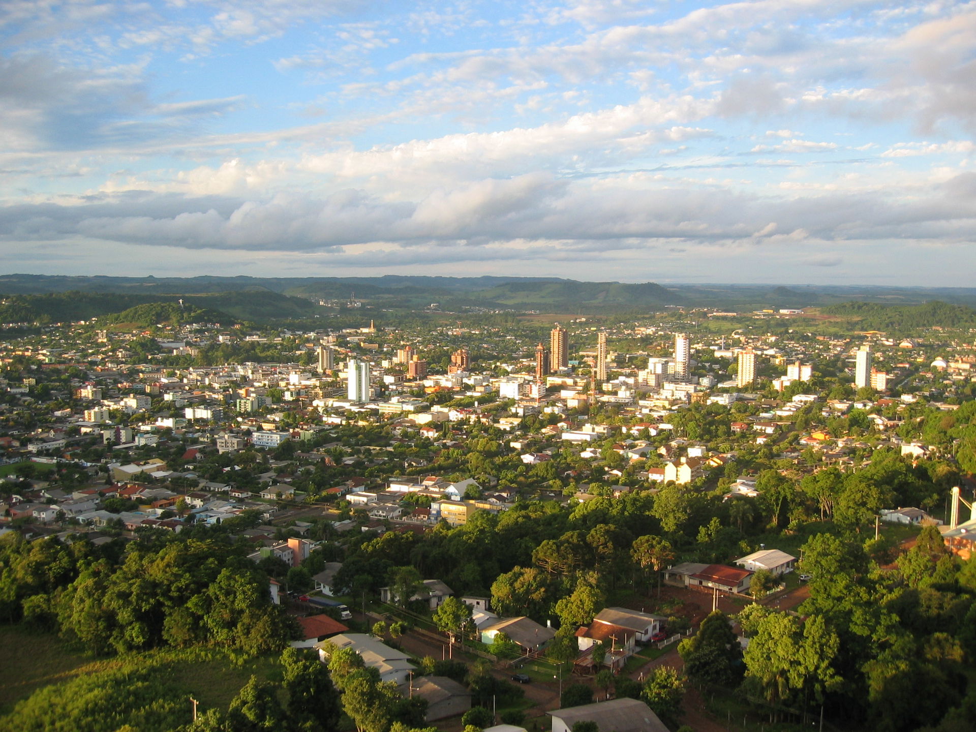 O por-do-sol caindo sobre a cidade. Foto tirada da torre. (Suns…
