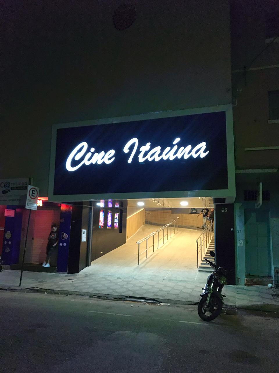 Fachada do Cine Itaúna de Caratinga, MG, pertencente à rede Cin…
