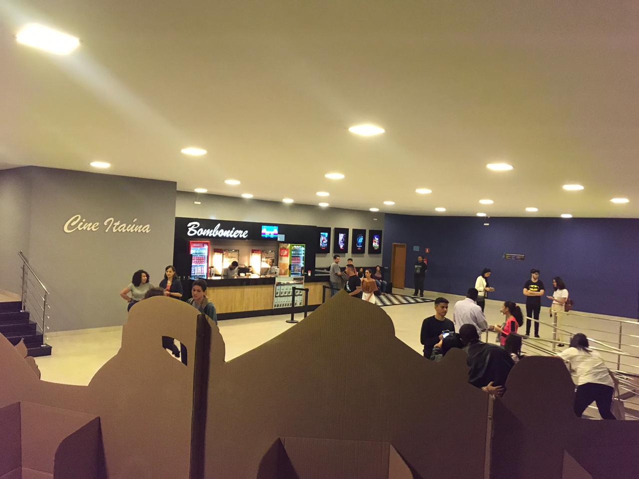 Foyer do Cine Itaúna de Caratinga, MG, pertencente à rede Cine…